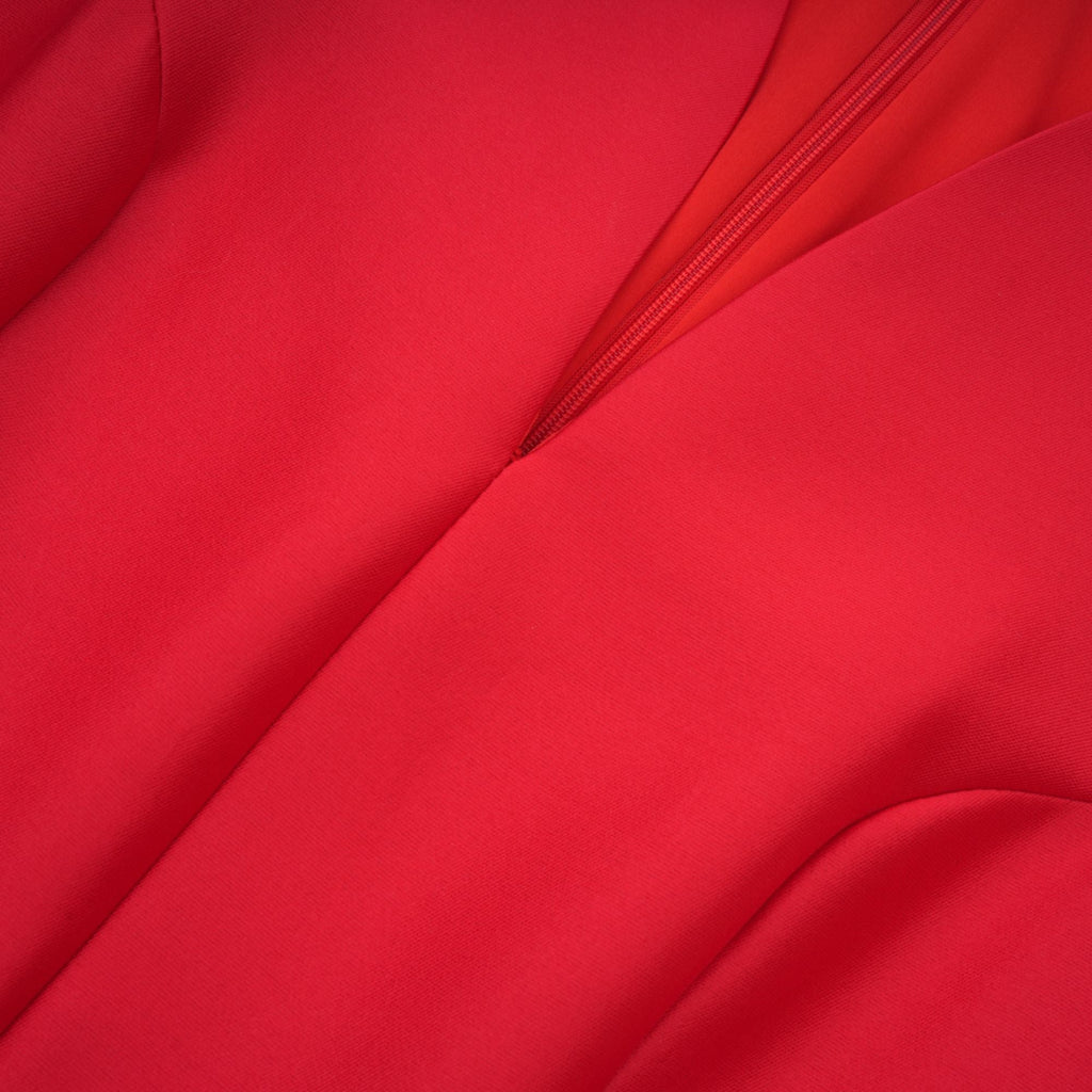 Vestido midi rojo Aventin con diseño Godet de Final Sale, muestra el estilo elegante y la caída fluida del vestido.