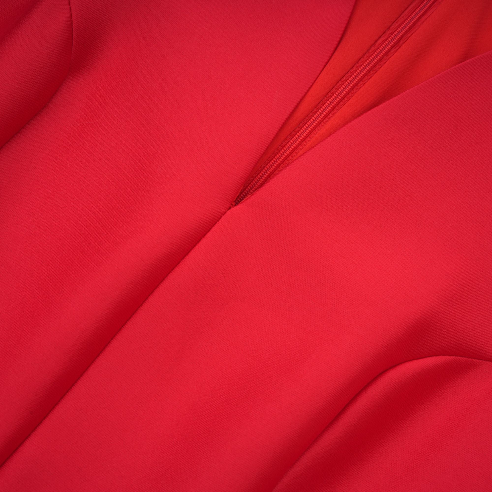 Vestido midi rojo Aventin con diseño Godet de Final Sale, muestra el estilo elegante y la caída fluida del vestido.