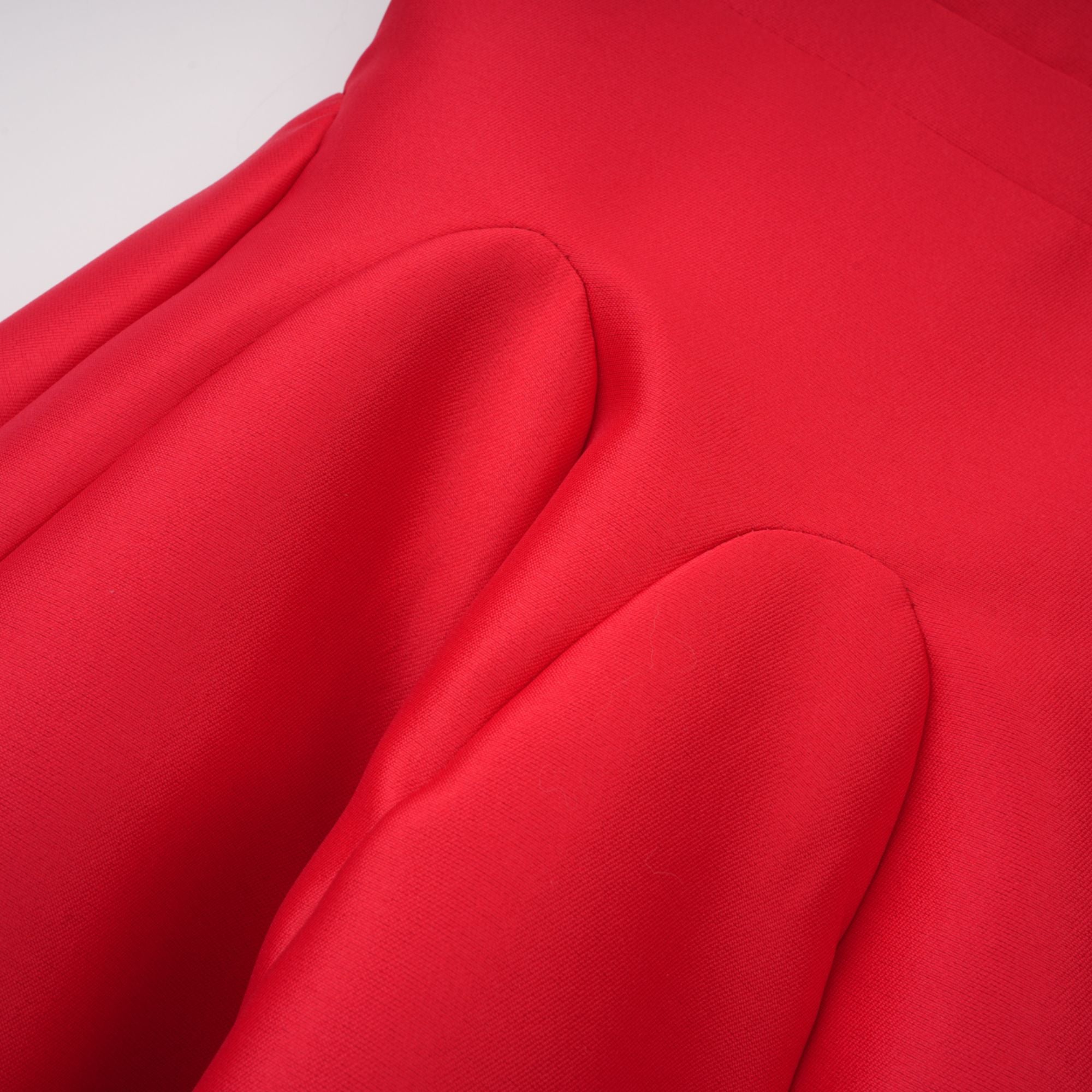 Vestido midi rojo Aventin con diseño godet, elegante y fluido, de la marca Final Sale, muestra la prenda en un fondo neutro