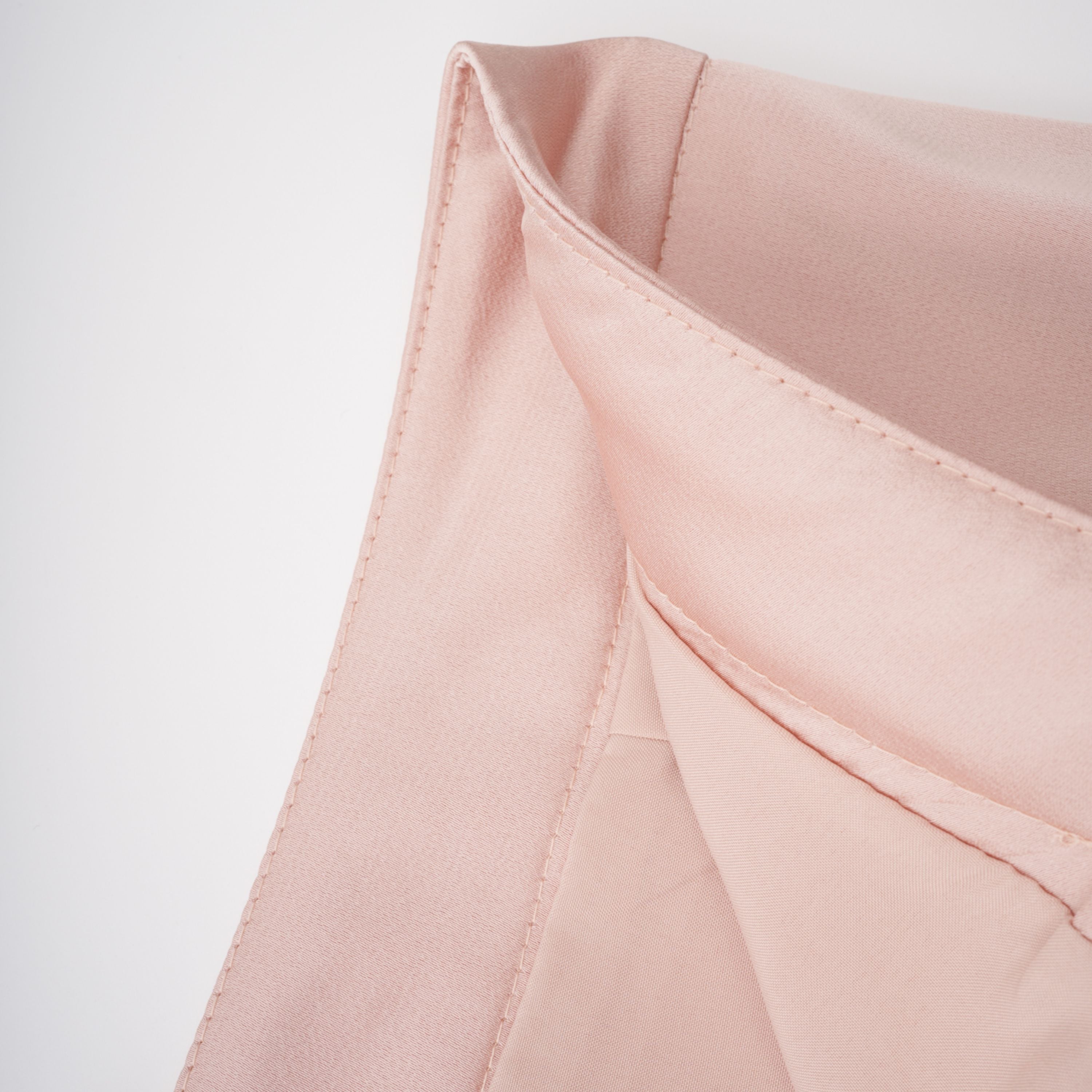 Conjunto de top y falda de satén Everleigh Champagne con capa, en color elegante, ideal para ocasiones especiales.