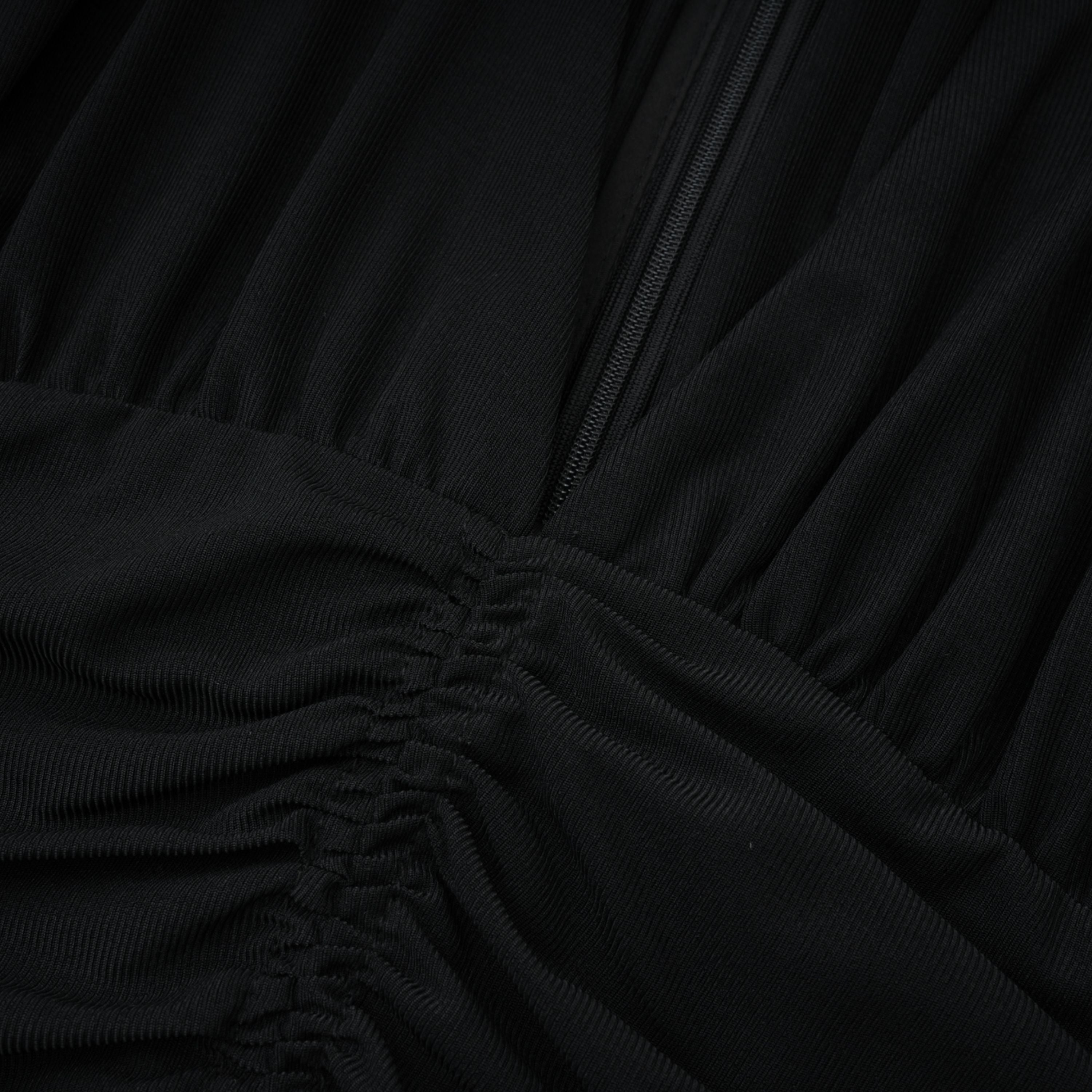 Vestido maxi negro de encaje transparente con fruncido de Bridal, diseño elegante y ajustado para ocasiones especiales.