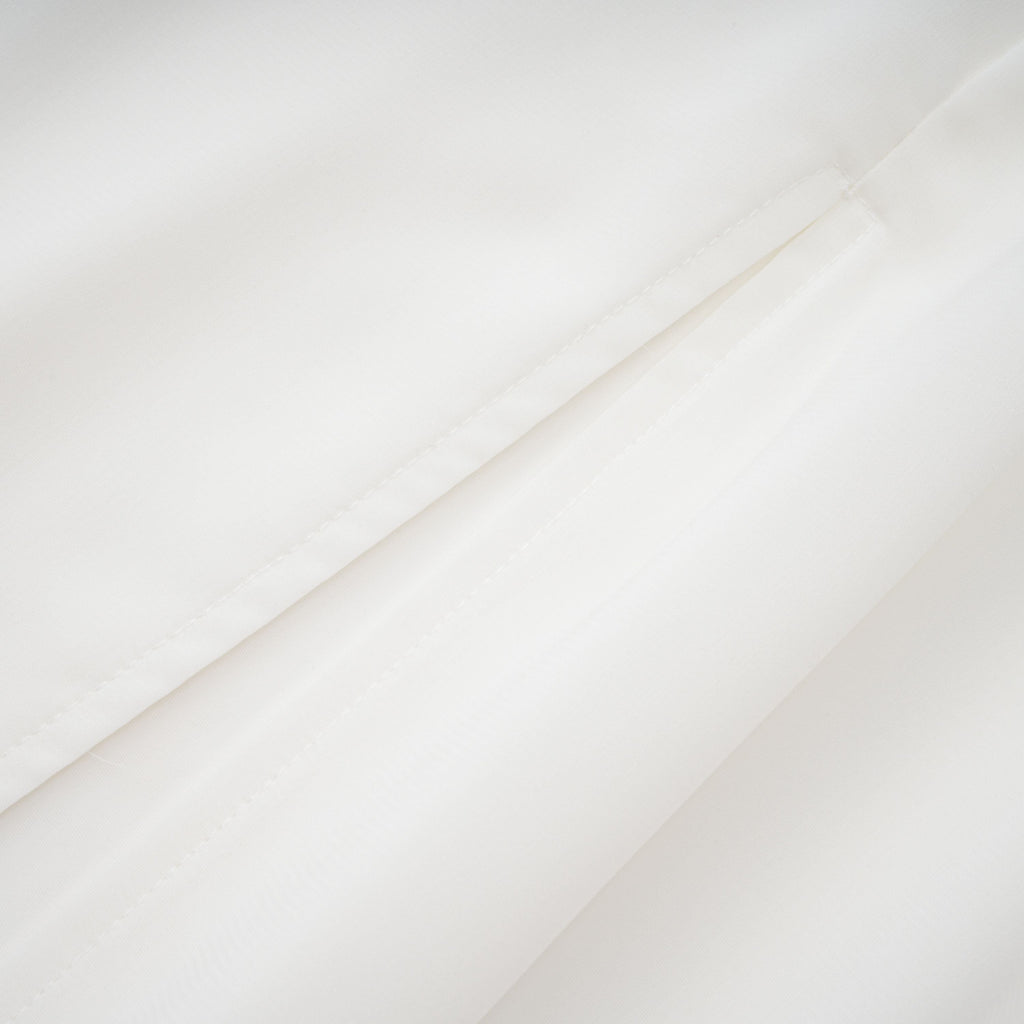 Vestido y falda de novia blancos de Bridal con adornos elegantes, detalles decorativos y diseño sofisticado.
