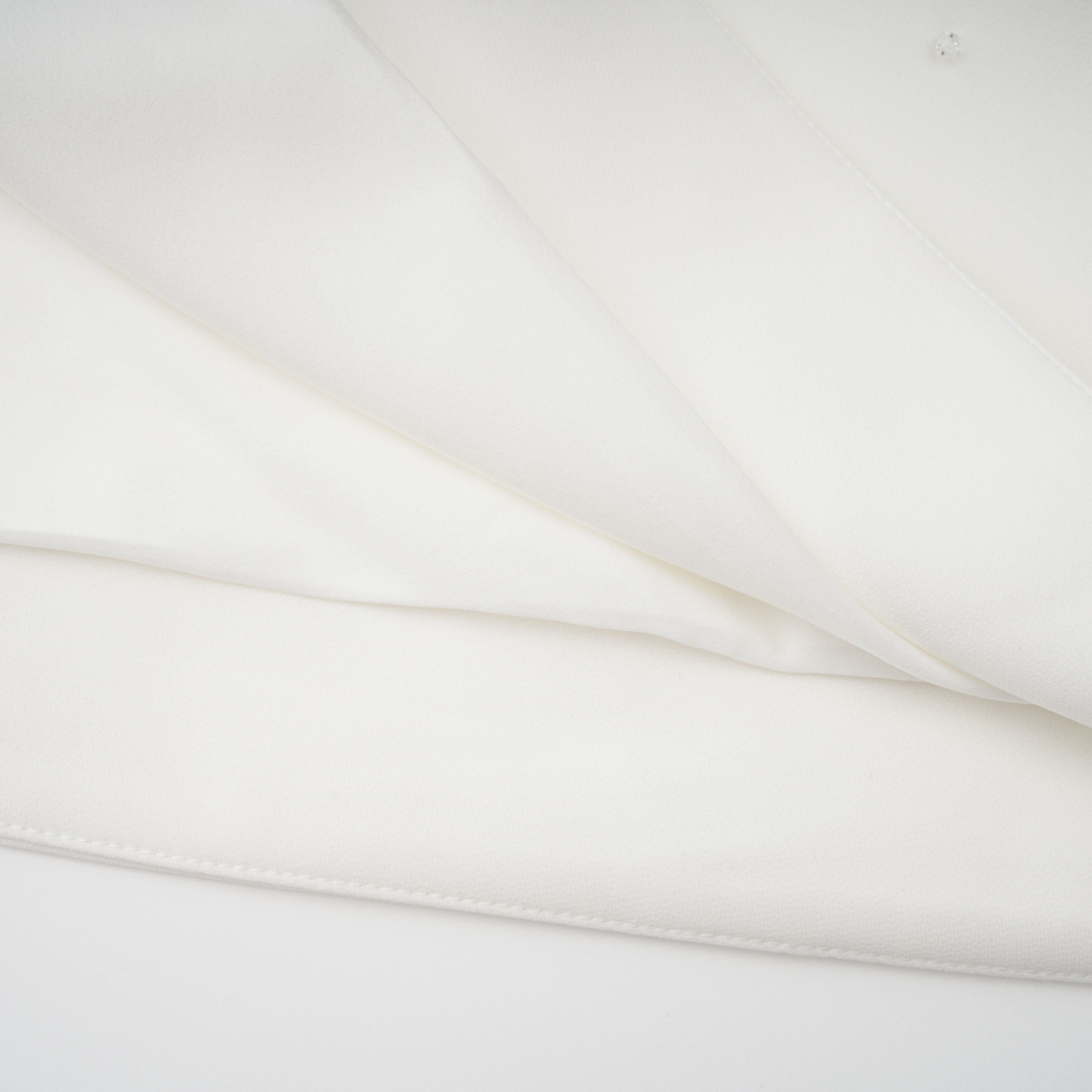 Conjunto de vestido y falda blanco con adornos de la marca Bridal, diseñado para ocasiones especiales, en color blanco con detalles brillantes.