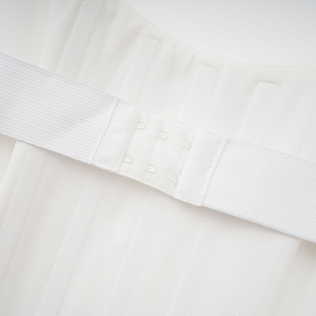 Conjunto de vestido y falda blanco con adornos de la marca Bridal, detalles elegantes y tejidos delicados en la imagen.