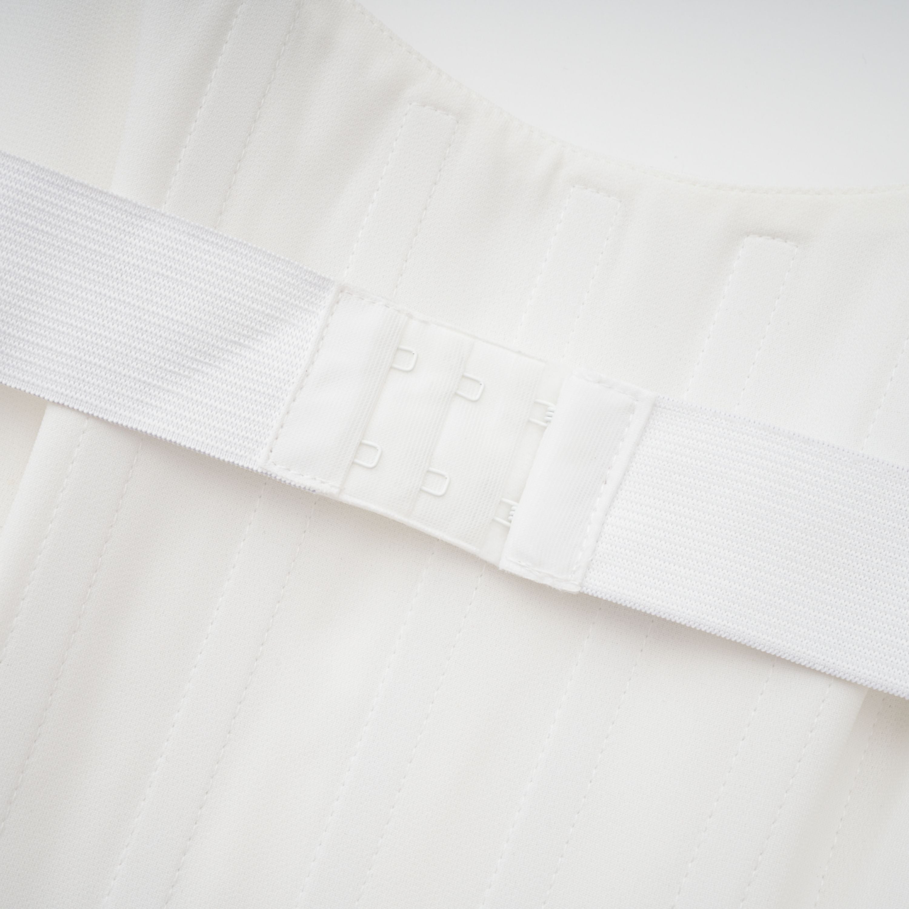 Conjunto de vestido y falda blanco con adornos de la marca Bridal, detalles elegantes y tejidos delicados en la imagen.