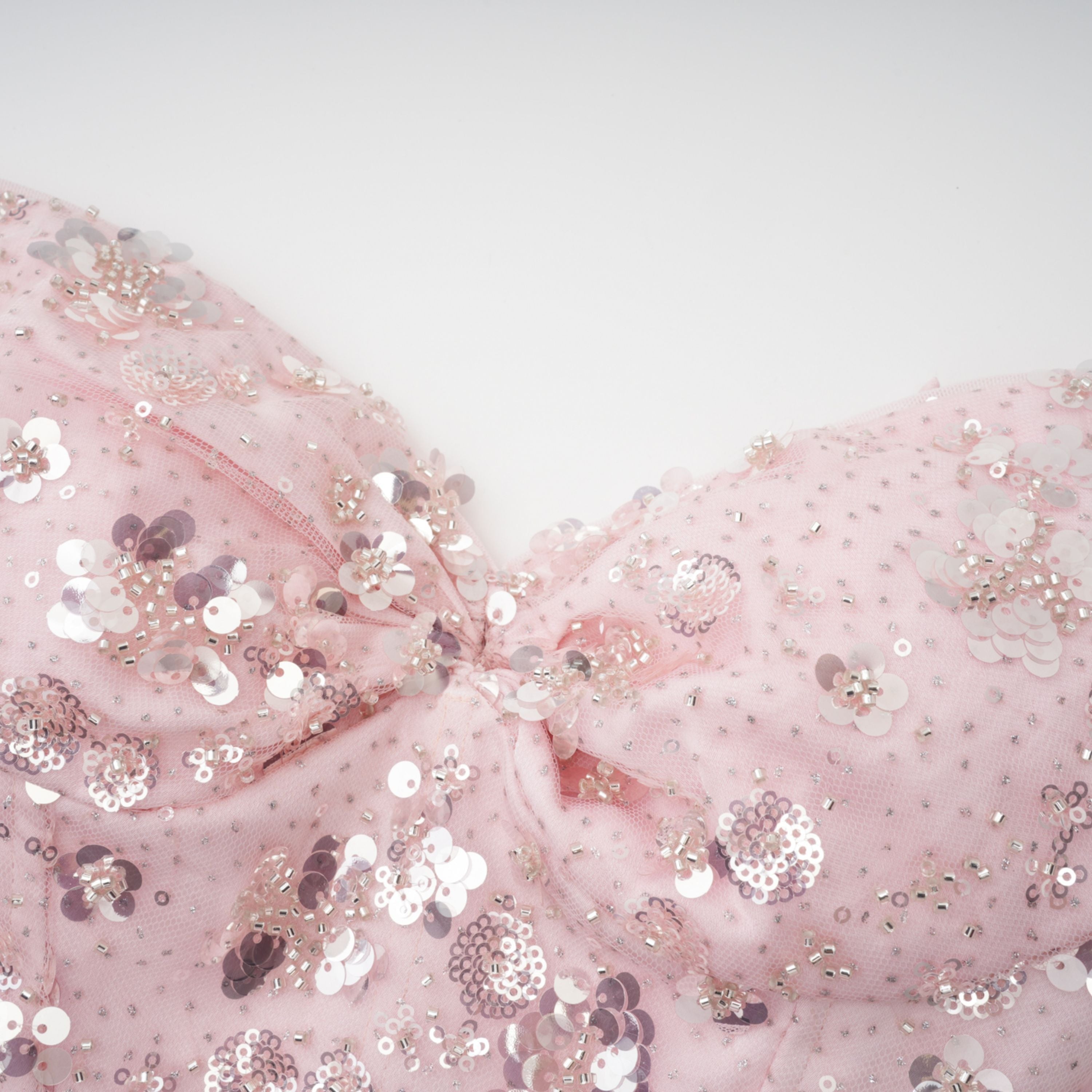 Conjunto de boda Bridal con corsé rosa y falda de satén, mostrando detalles elegantes y tejidos suaves en la imagen.