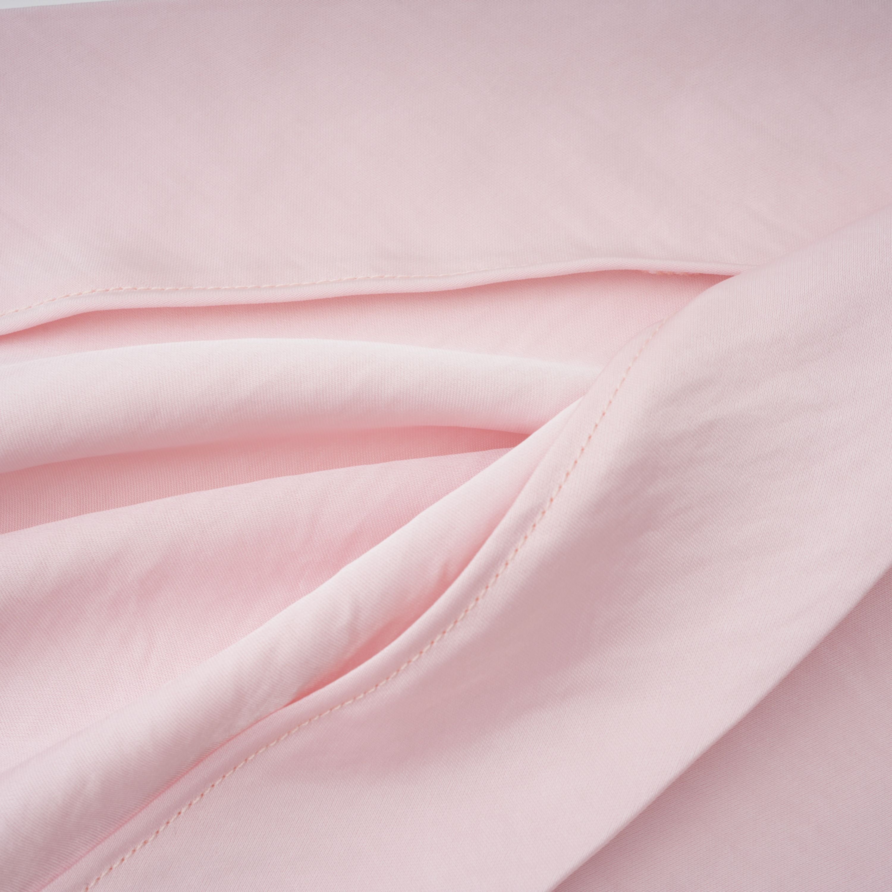 Conjunto de corsé rosa Teodora Bridal con falda de satén, ropa de novia elegante y femenina, vista frontal de la prenda en color rosa.