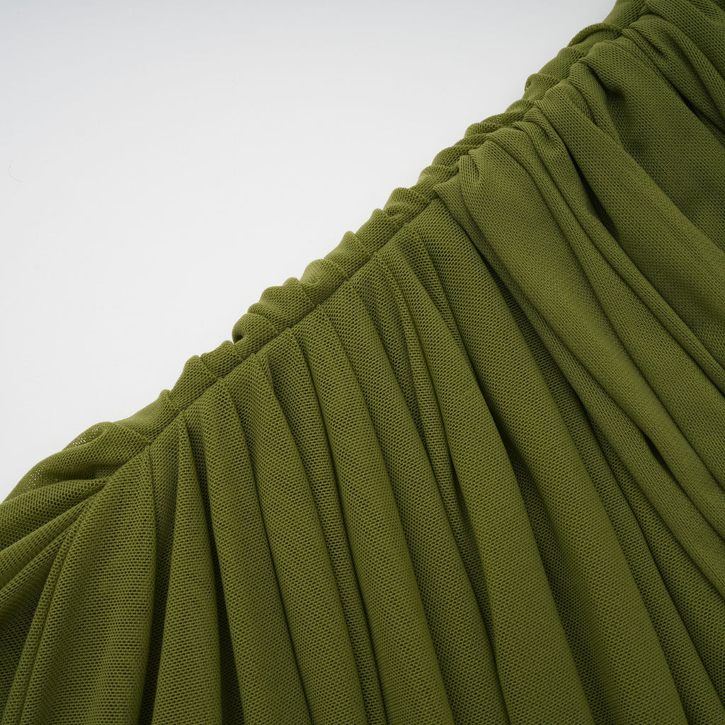 Vestido maxi asimétrico en verde con lazo drapeado, de la marca Bridal, diseñado para eventos elegantes.