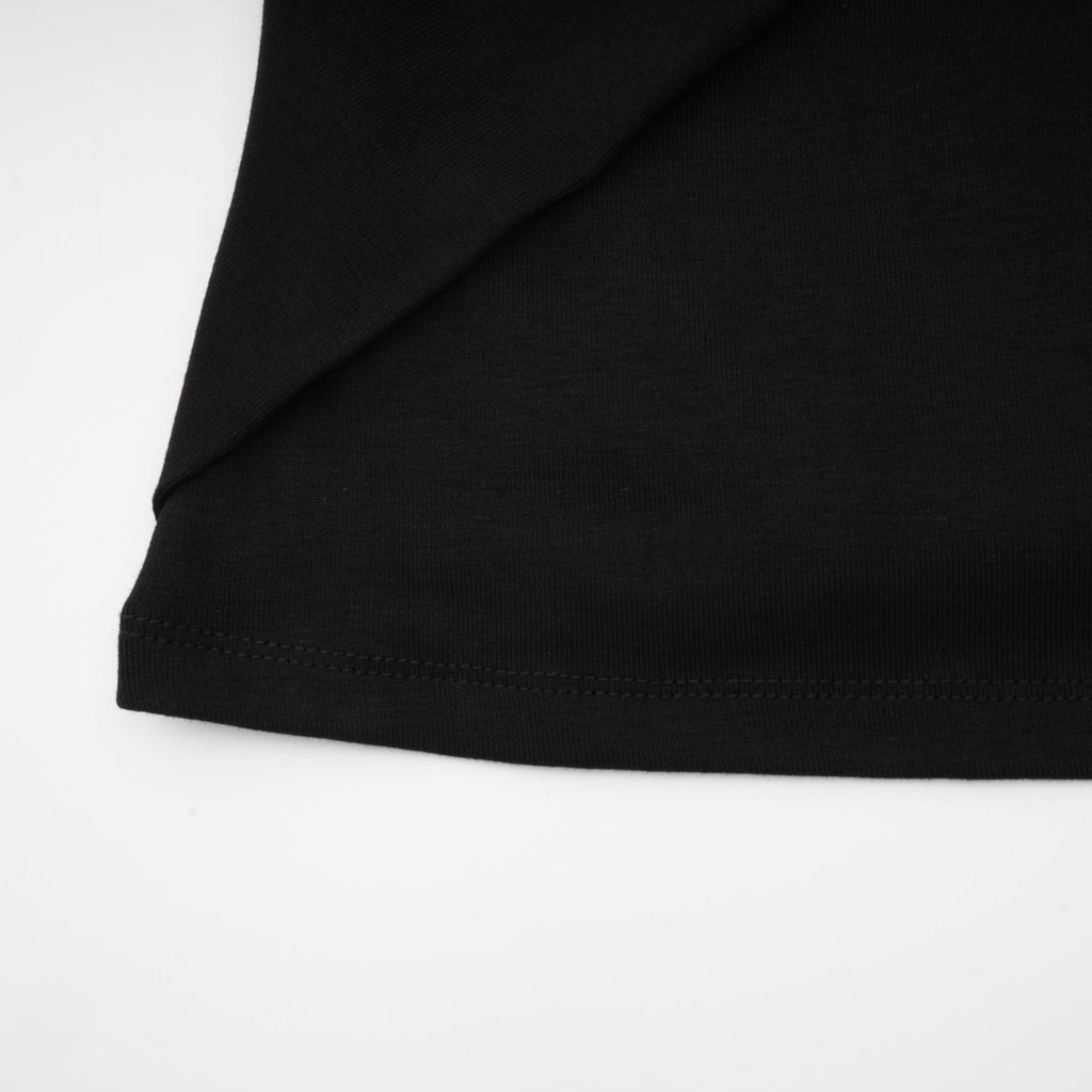 Blusa cortada con efecto fruncido y detalles en corte, estilo Clarabelle, en color neutro, vista frontal.