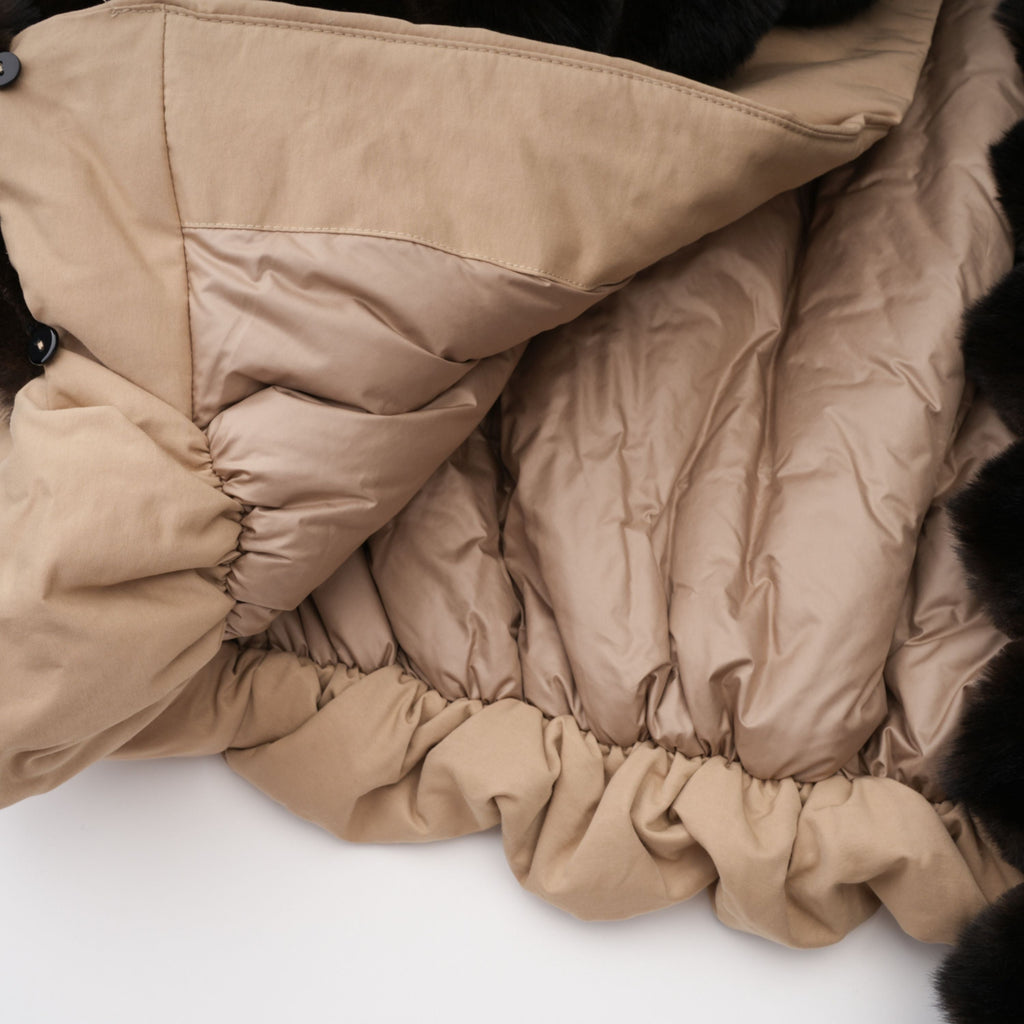 Chaqueta acolchada caqui Bridal con ribete de piel y bajo burbuja, estilo moderno y cálido para el invierno.