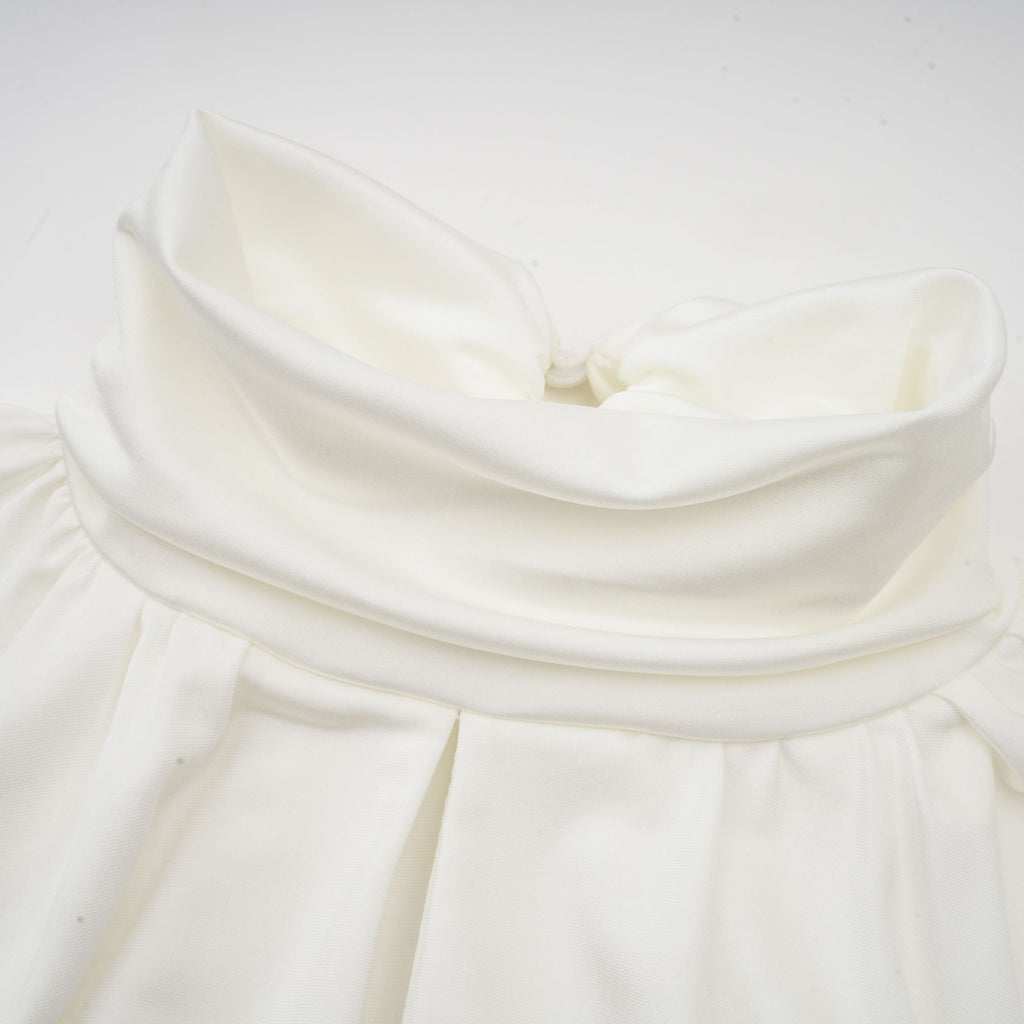 Vestido mini de flores falsas Maeva en color blanco, con drapeado y detalles ruched, estilo elegante para ocasiones especiales.