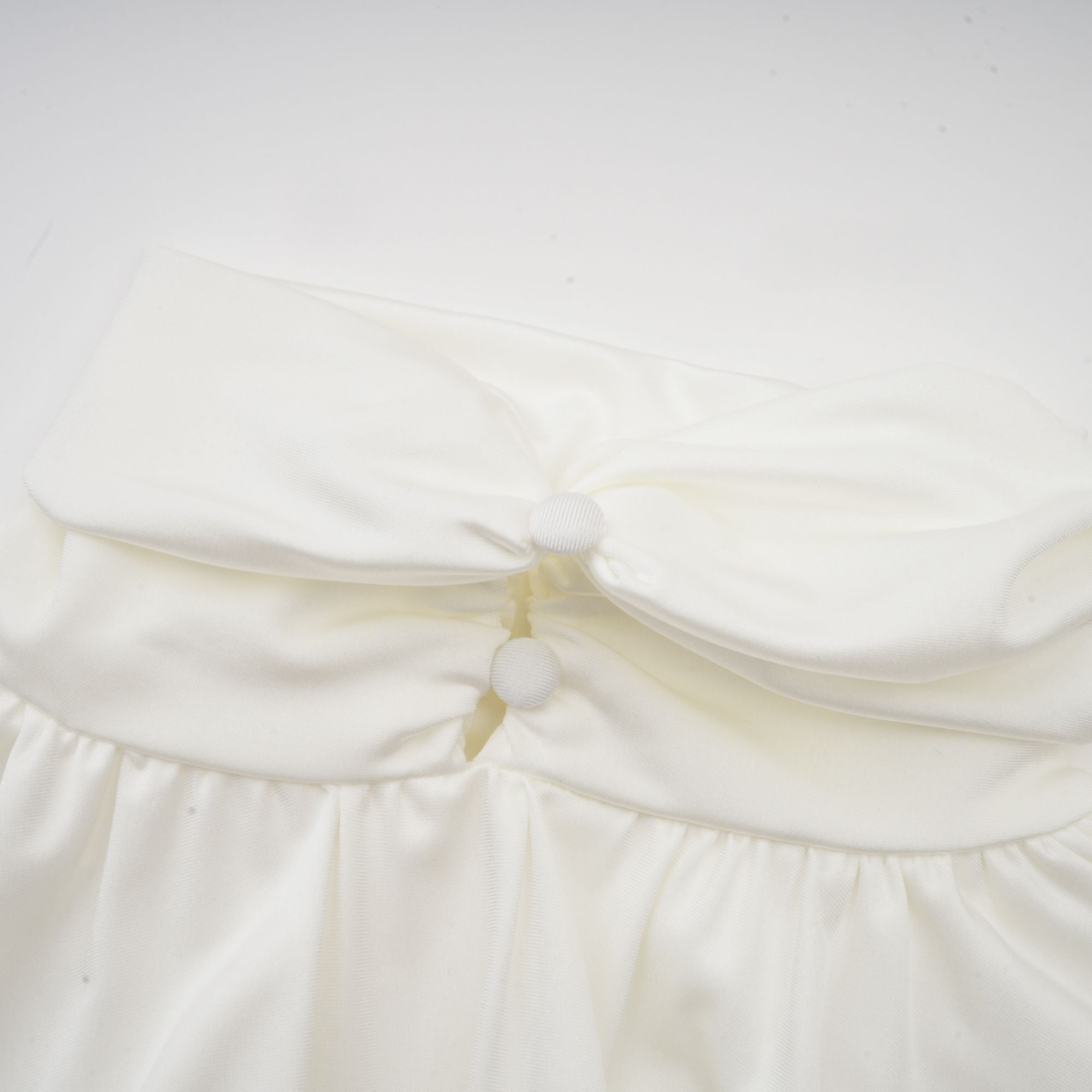 Vestido mini con flores falsas Maeva en color blanco, con diseño fruncido y estilo elegante, para ocasiones especiales.