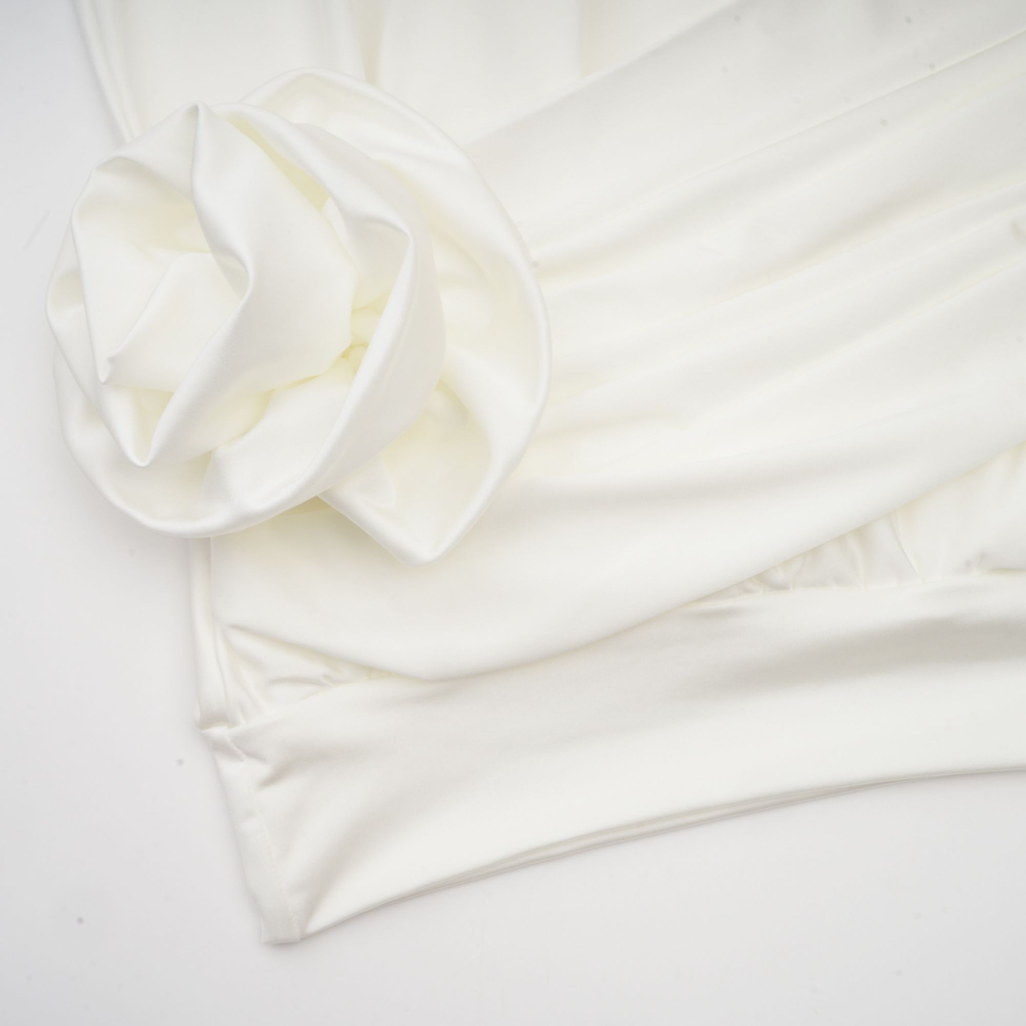 Vestido mini Maeva de flores falsas con frunces en color blanco, estilo elegante y femenino, en la imagen.