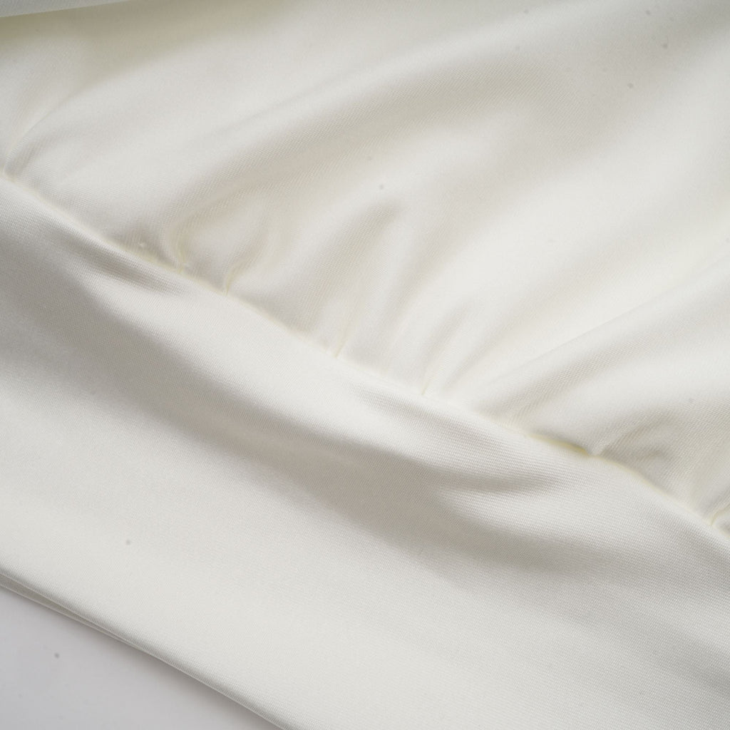 Vestido mini de flores falsas Maeva en blanco con frunces, vista frontal sobre fondo neutro.