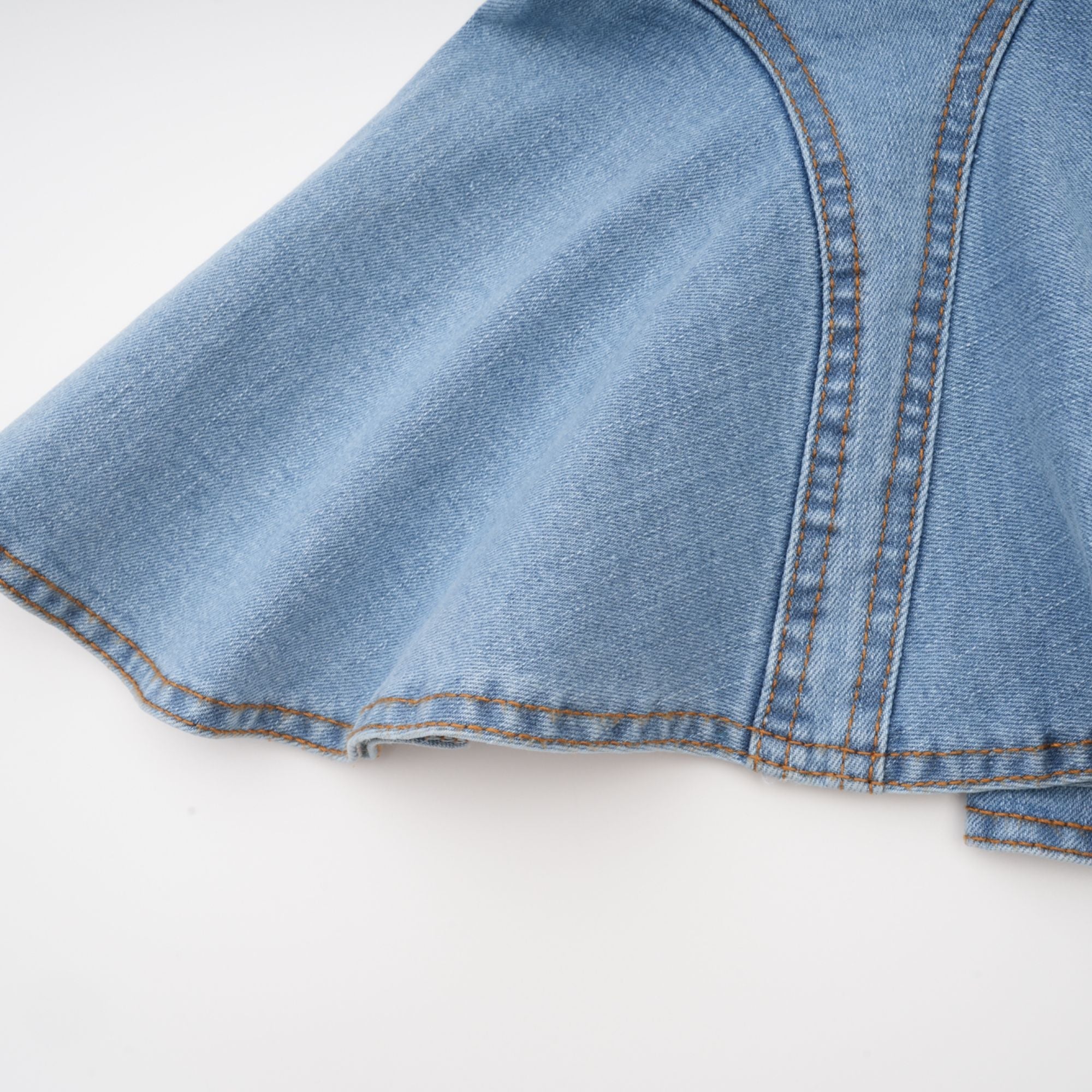 Falda de mezclilla con dobladillo ruffle y corte en la parte inferior, estilo casual de Final Sale, vista frontal en color azul