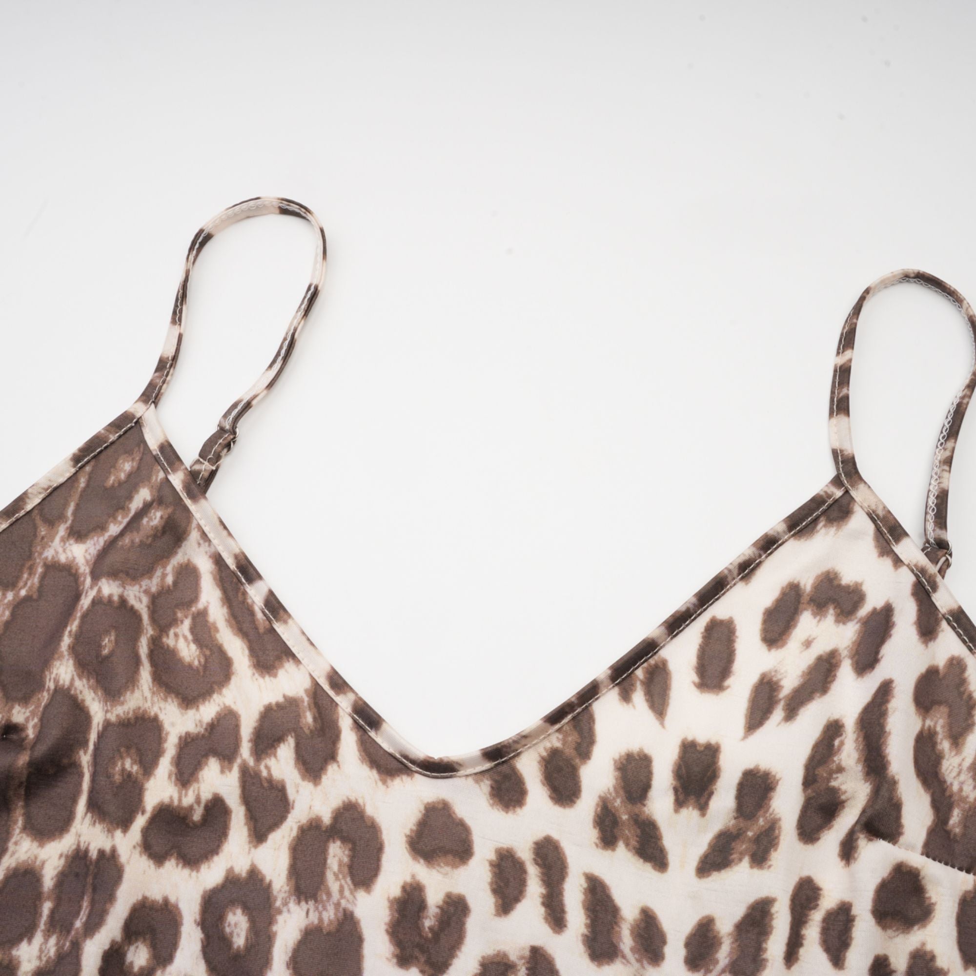 Blusa de manga extra grande con estampado de leopardo de la marca Final Sale, estilo oversize y ajuste cómodo.