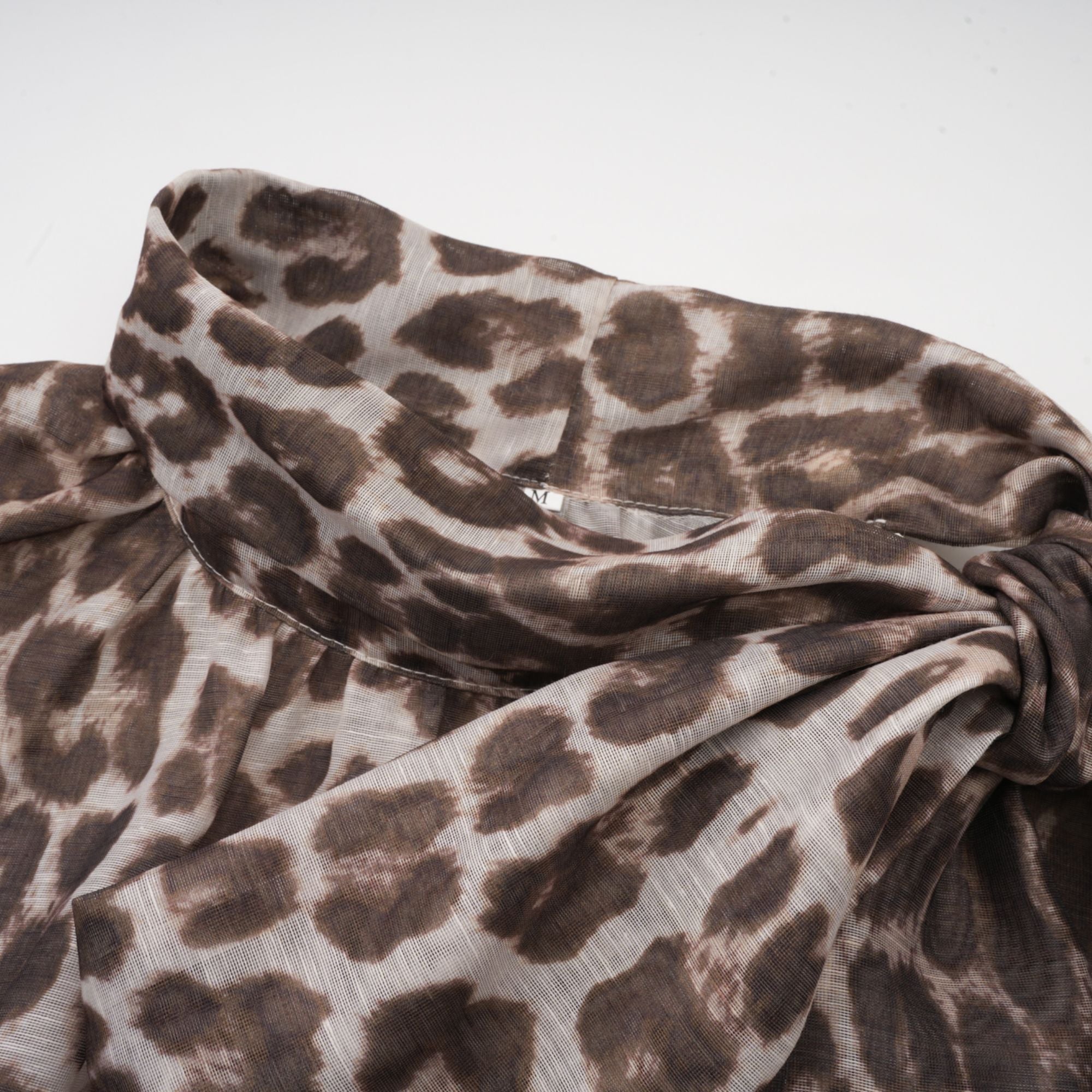 Blusa oversize de manga larga con estampado de leopardo de la marca Final Sale, vista frontal sobre fondo neutro.