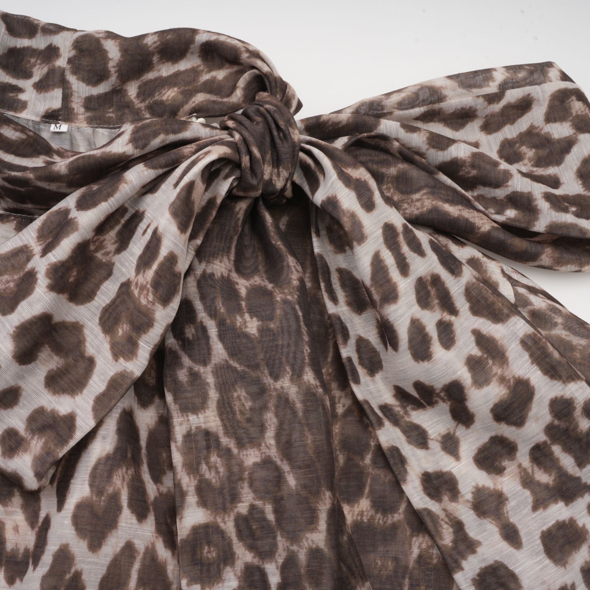 Blusa oversize con mangas amplias de estampado leopardo de la marca Final Sale, vista en la imagen.