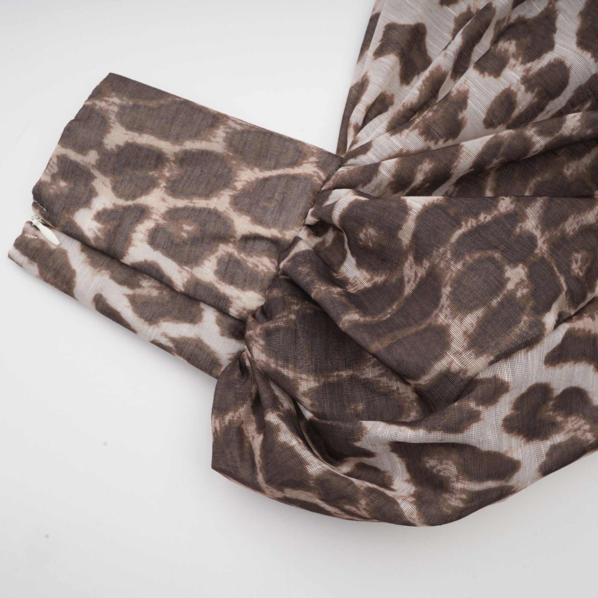 Blusa oversize con mangas de leopardo de la marca Final Sale, diseño con estampado animal y corte amplio.