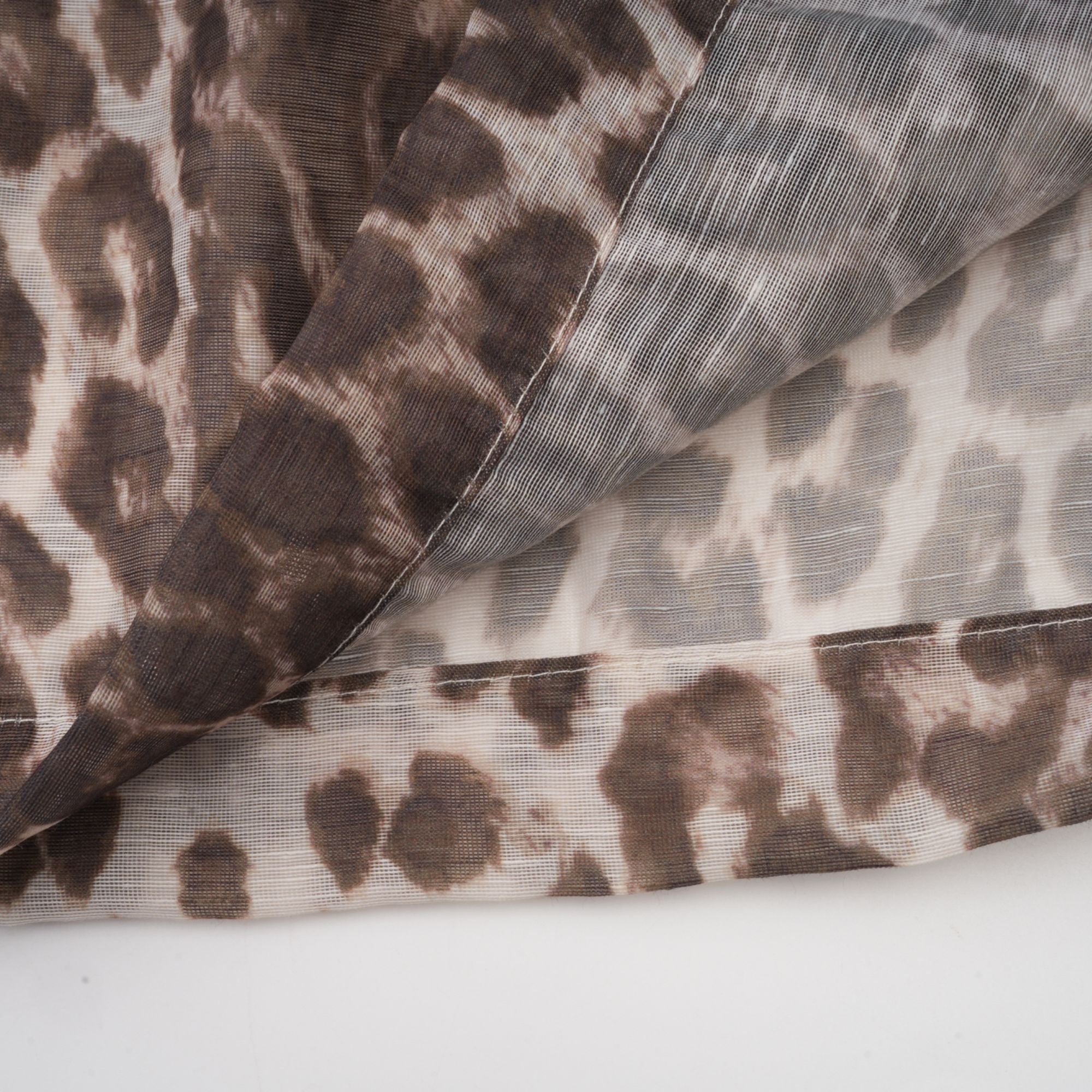 Blusa oversize de manga larga con estampado de leopardo de la marca Final Sale, mostrando el diseño amplio y estilo llamativo.