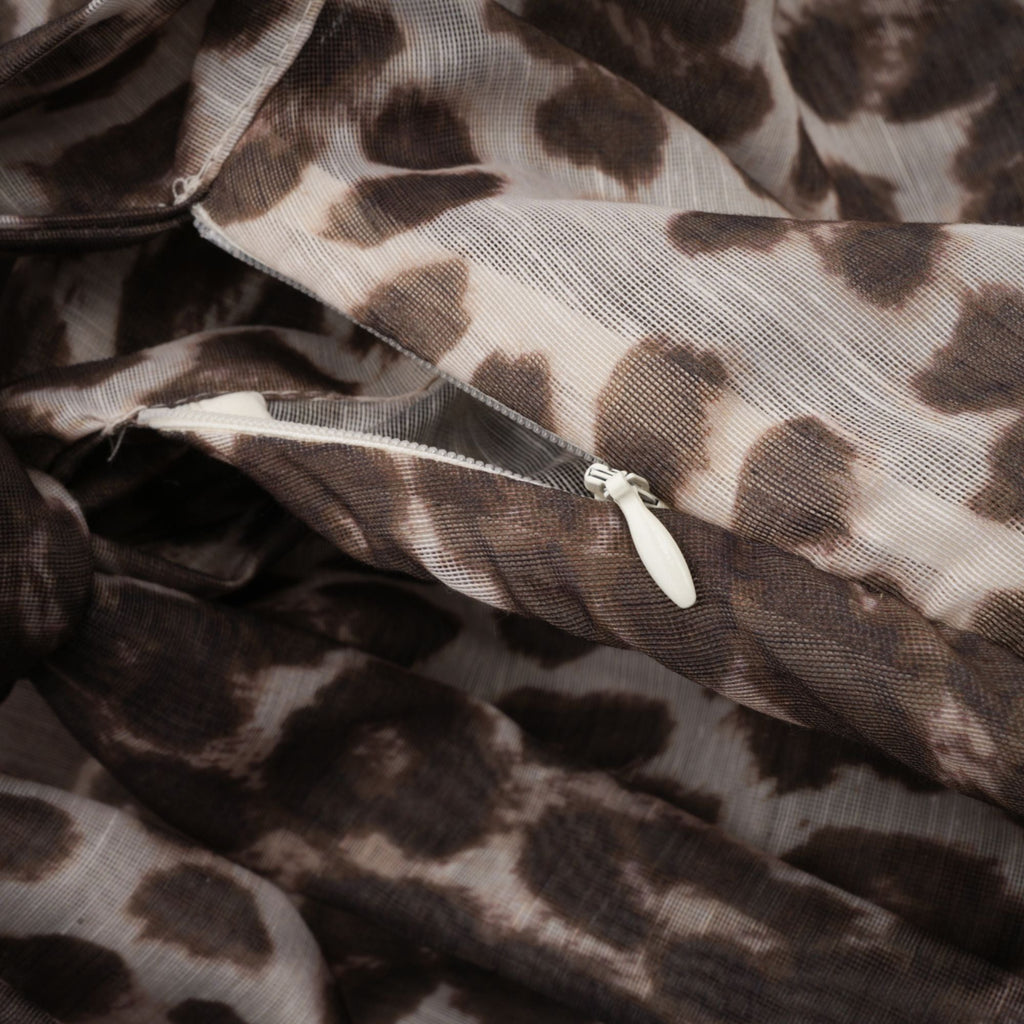 Blusa oversize con estampado de leopardo de Final Sale, mangas amplias y estilo moderno, vista frontal en color neutro