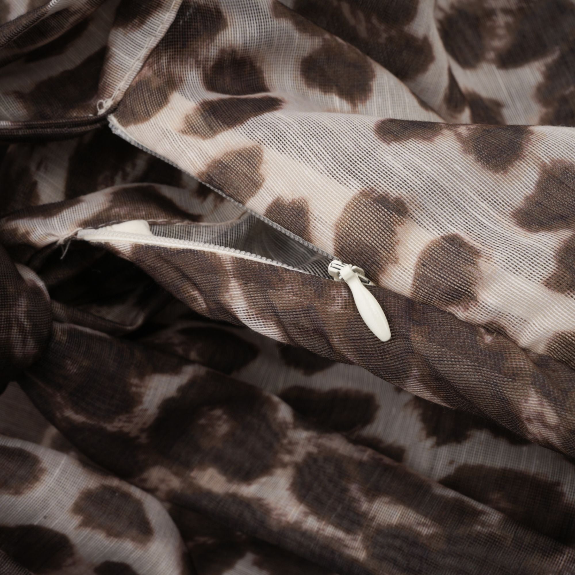 Blusa oversize con estampado de leopardo de Final Sale, mangas amplias y estilo moderno, vista frontal en color neutro