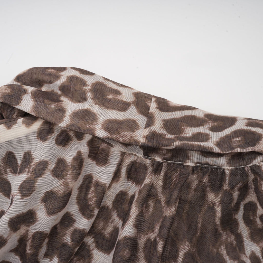Blusa oversize con estampado de leopardo de la marca Final Sale, manga larga y estilo suelto, vista frontal.