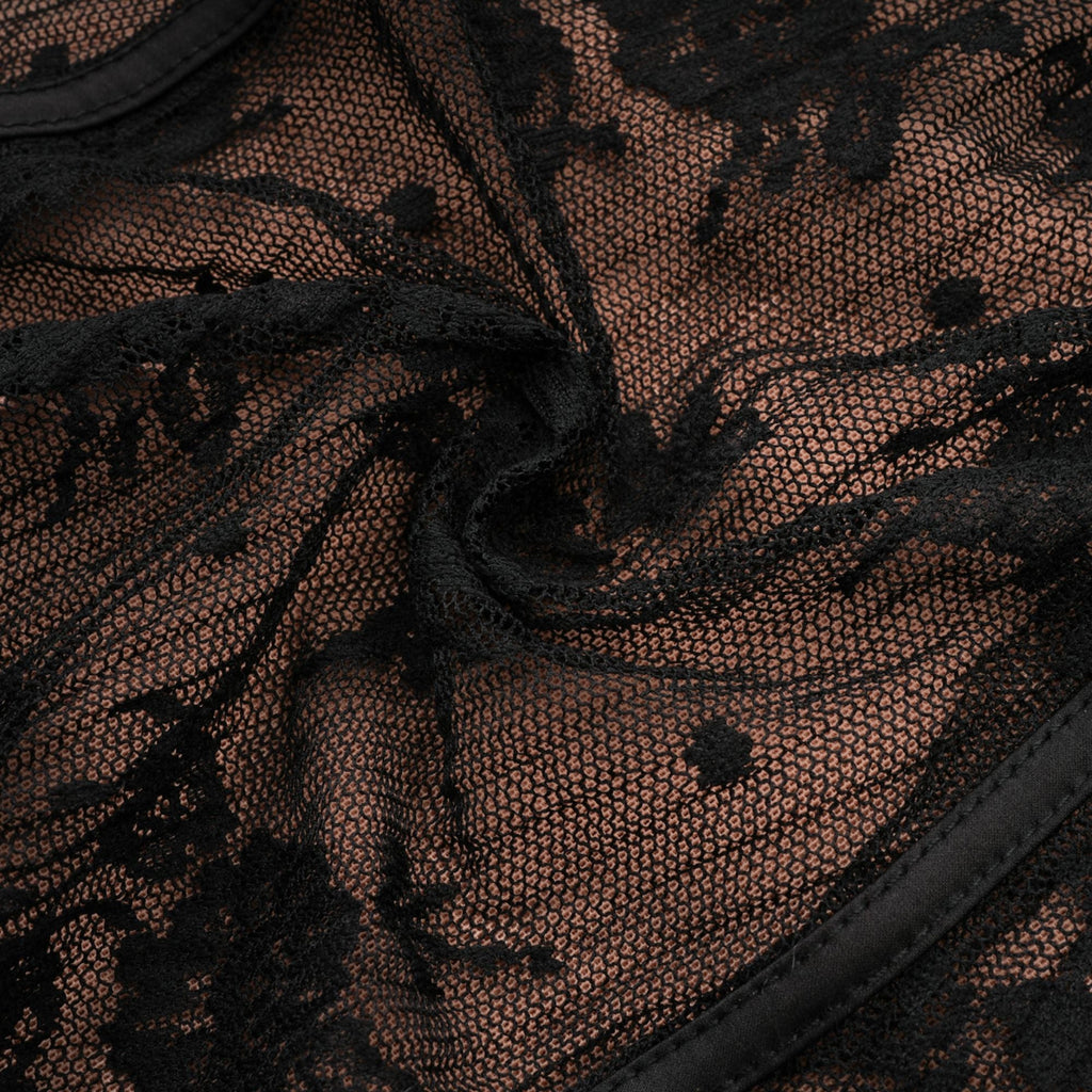 Vestido largo de encaje negro Marlene con falda acampanada, diseñado por Final Sale, mostrando el detalle del encaje y la silueta elegante.