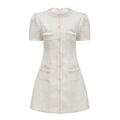 Vestido mini de tweed blanco con perlas falsas de la marca Final Sale, diseñado por Gaëlle, visible en la imagen.