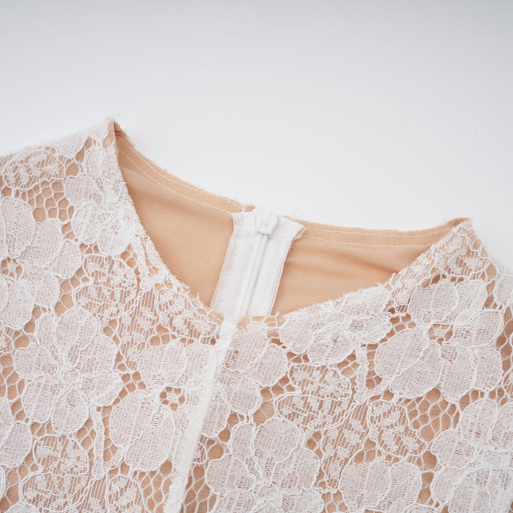 Vestido midi de encaje floral plisado en blanco de la marca Final Sale, mostrando su diseño elegante y detalles delicados.