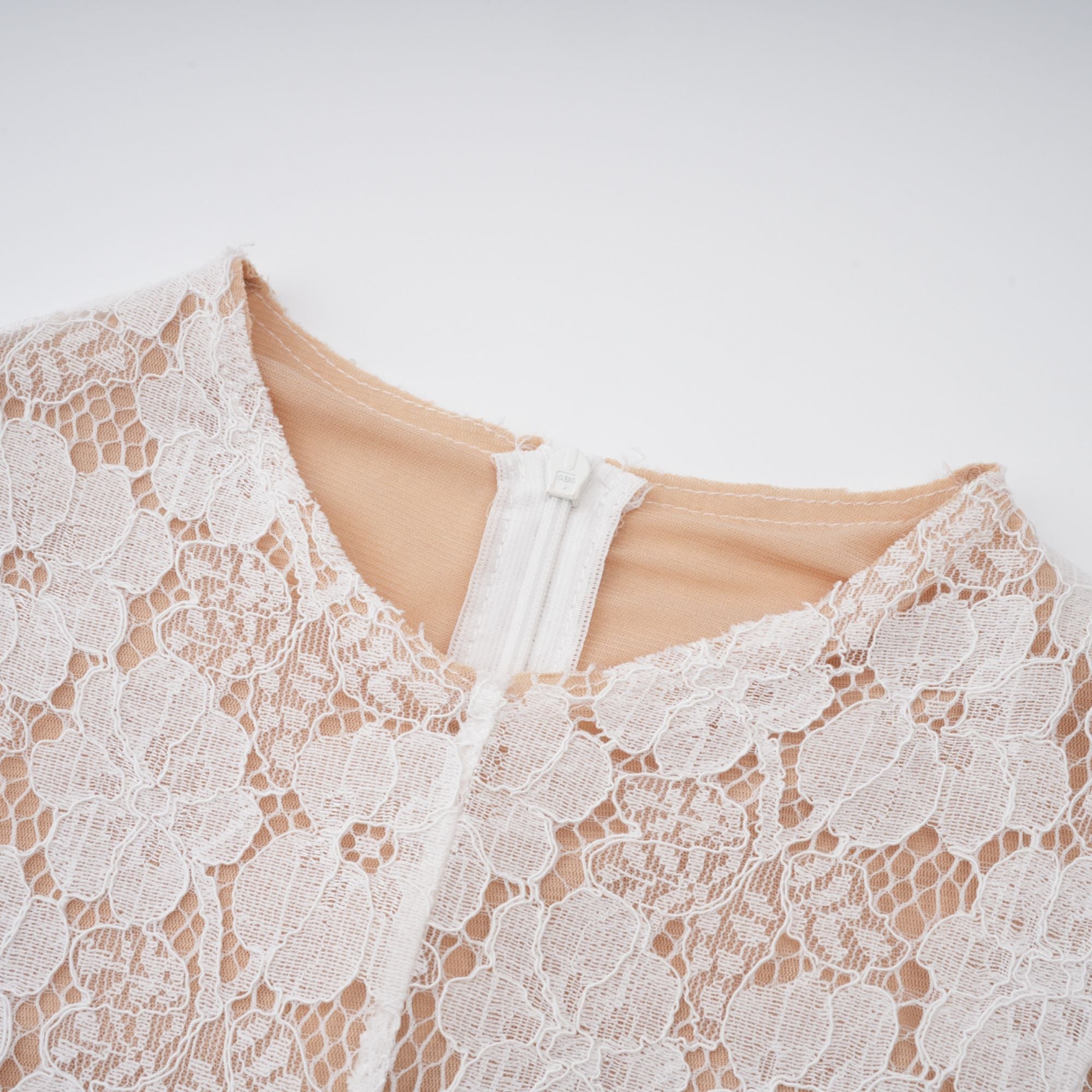 Vestido midi de encaje floral plisado en blanco de la marca Final Sale, mostrando su diseño elegante y detalles delicados.