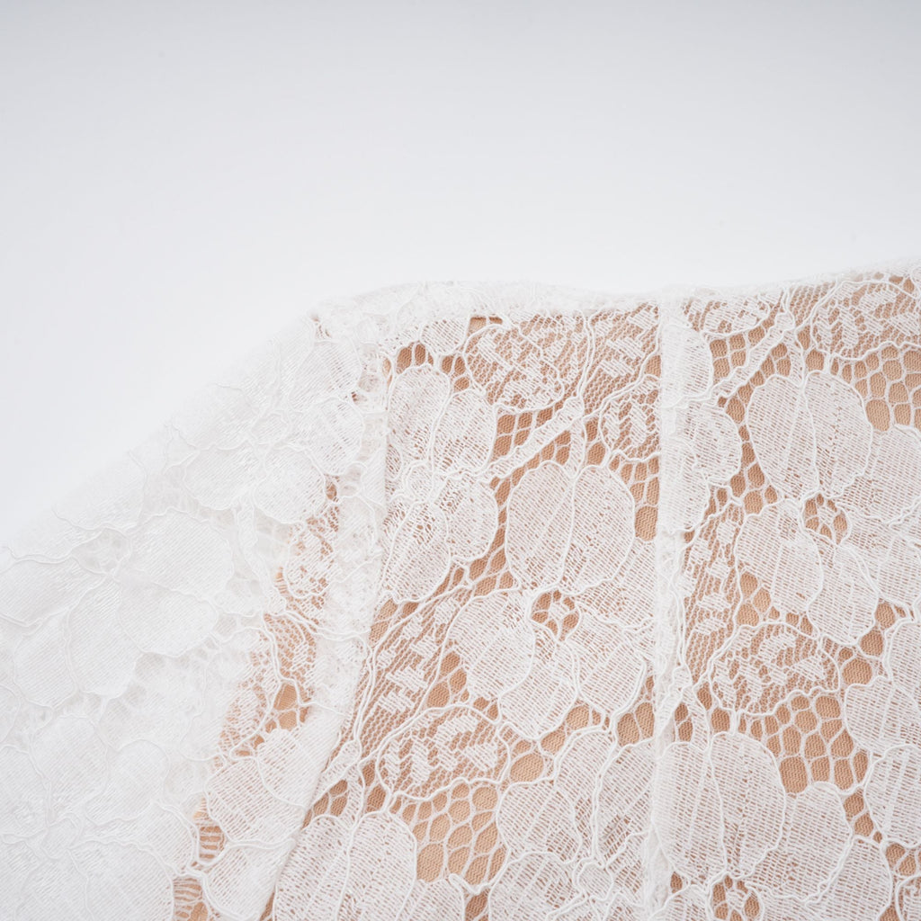 Vestido midi blanco de encaje floral y pliegues de la marca Final Sale, mostrando detalles elegantes y diseño sofisticado.