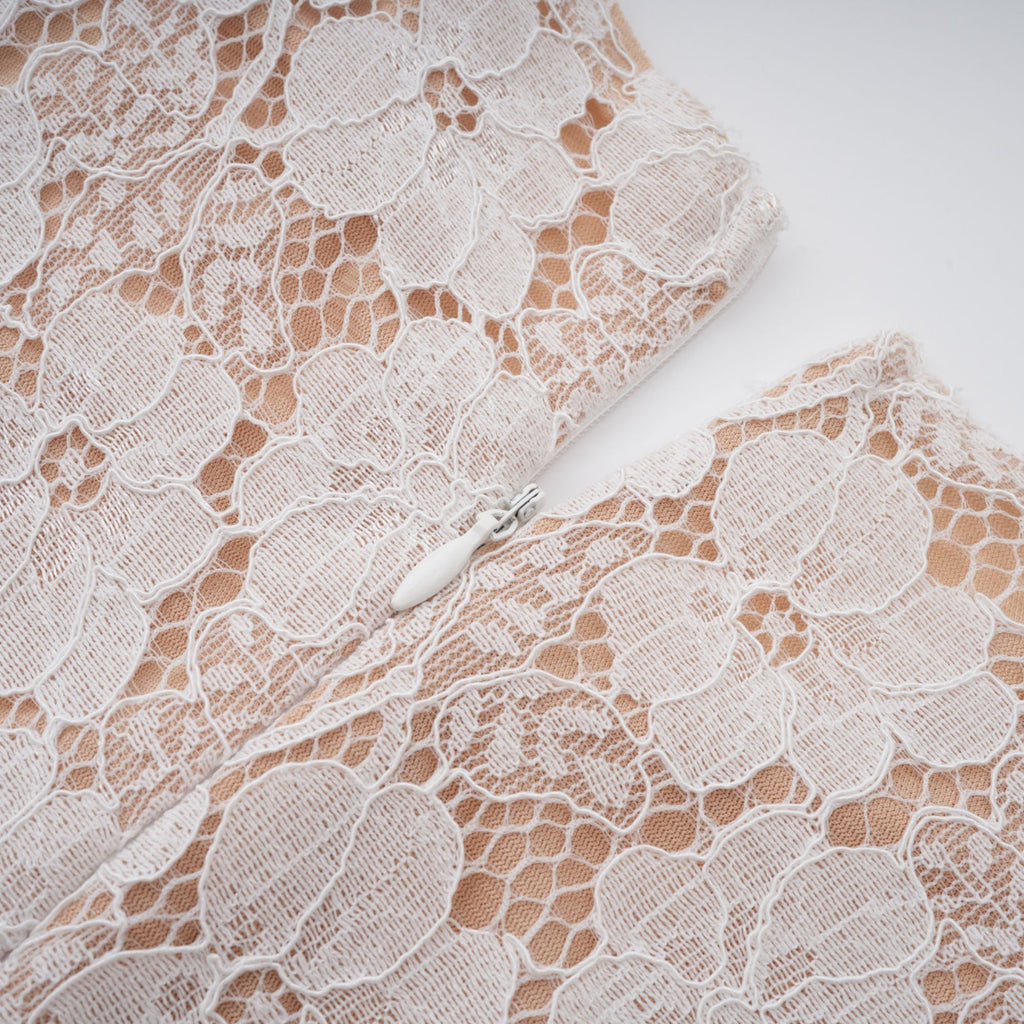 Vestido midi blanco con pliegues, detalle floral de encaje y diseño elegante, de la marca Final Sale.