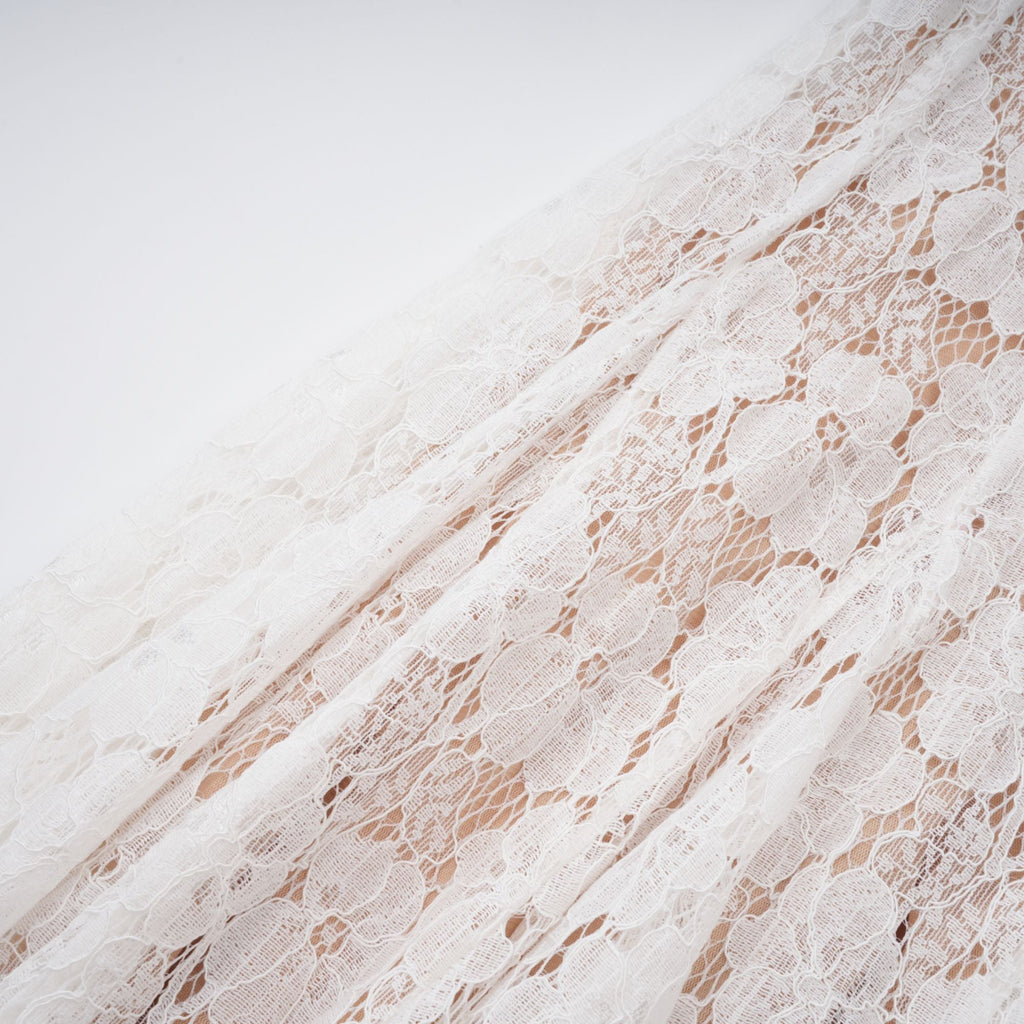 Vestido midi blanco con plisados, encaje floral y estilo elegante de la marca Final Sale, con detalles delicados en la tela.