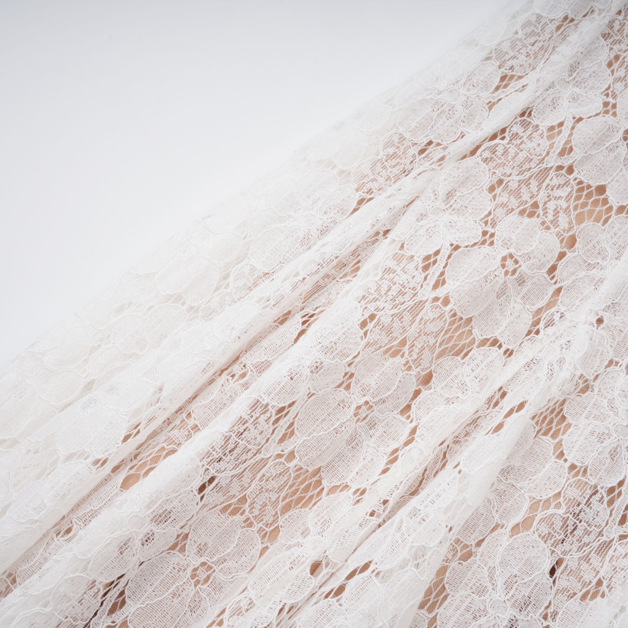 Vestido midi blanco con plisados, encaje floral y estilo elegante de la marca Final Sale, con detalles delicados en la tela.