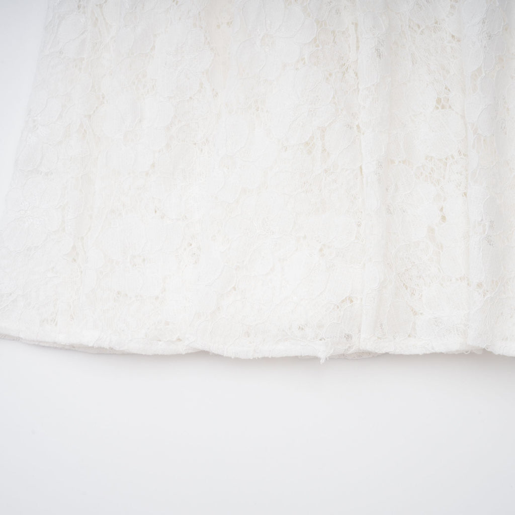 Vestido midi blanco con pliegues y encaje floral, de la marca Final Sale, mostrando detalles de la falda y parte superior.