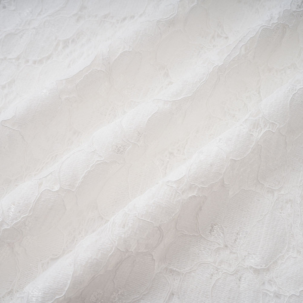 Vestido midi blanco con pliegues, encaje floral y diseño elegante de la marca Final Sale.