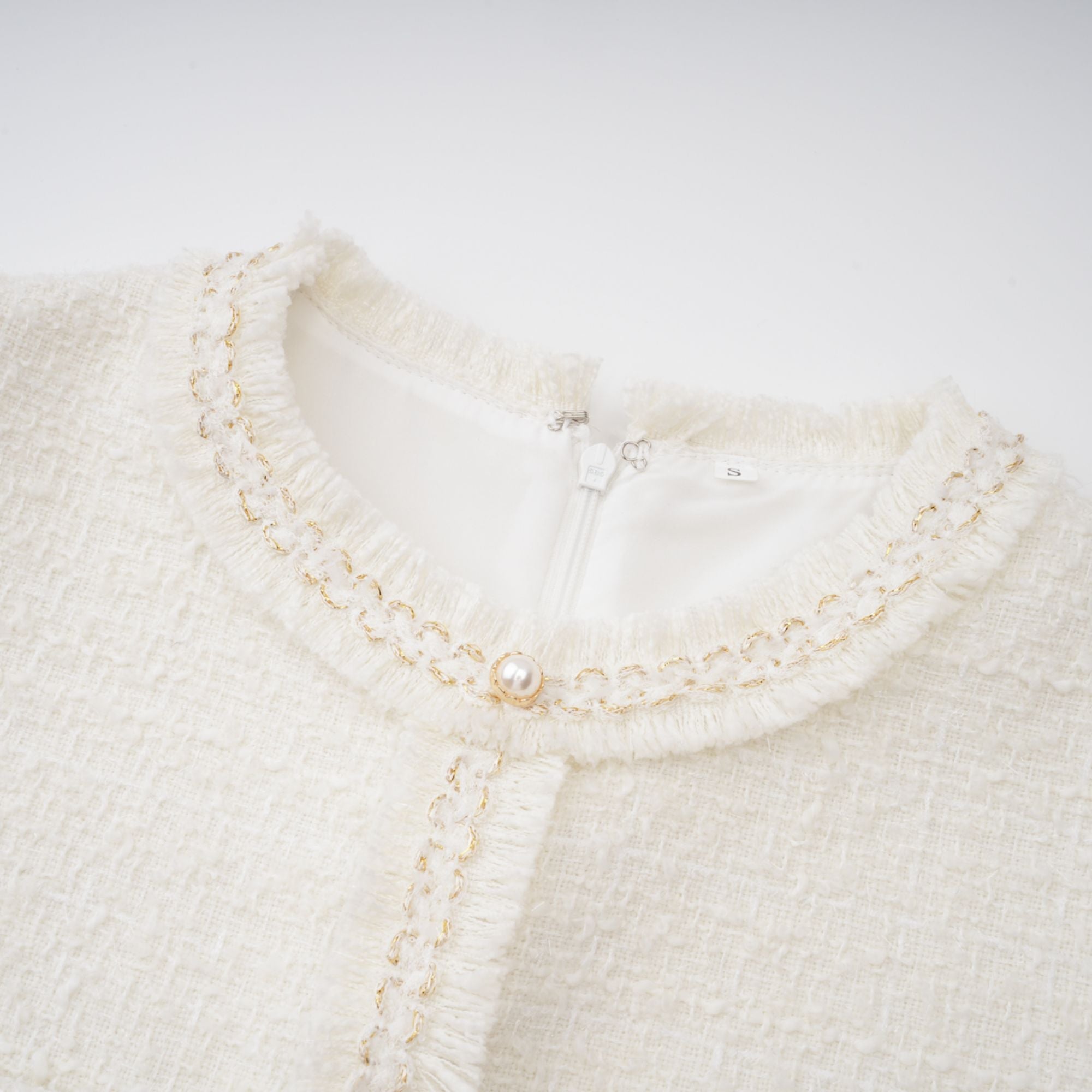 Vestido mini de tweed blanco con perlas falsas de la marca Final Sale, con diseño elegante y detalles sofisticados.
