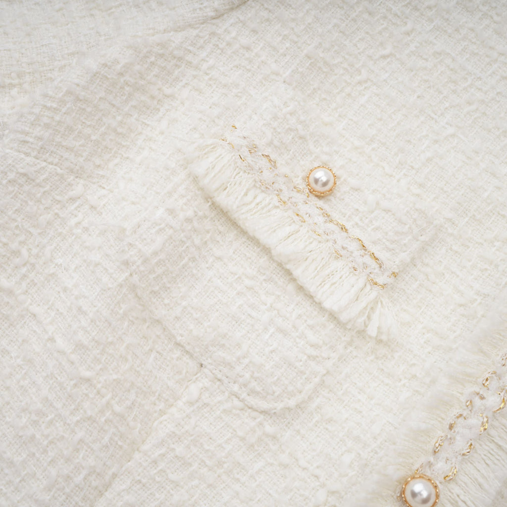 Vestido mini blanco de tweed con perlas falsas de la marca Final Sale, con diseño elegante y detalles en el estilo de Gaëlle.