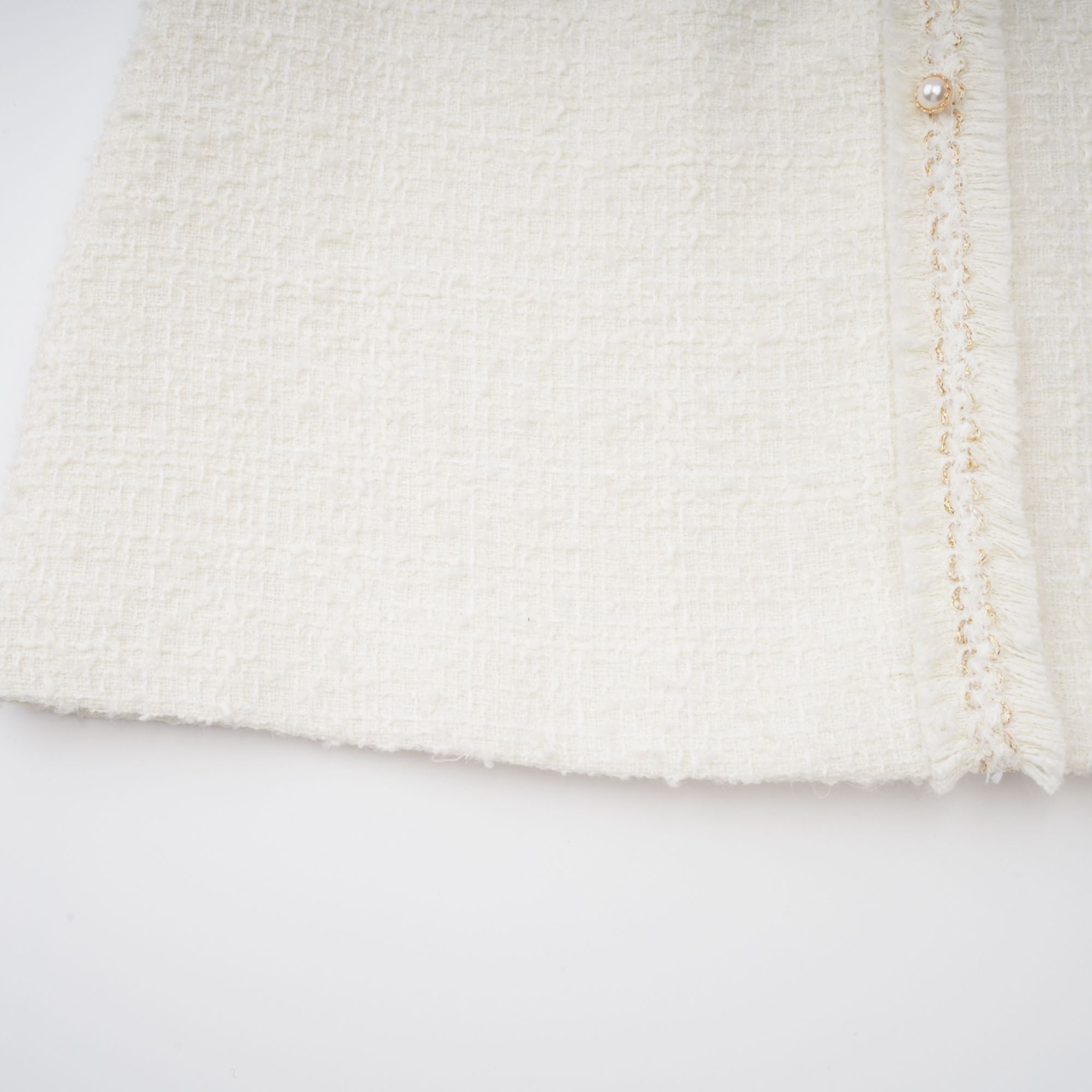 Vestido mini de tweed blanco con perlas falsas de la marca Final Sale, con detalles elegantes y corte ajustado.