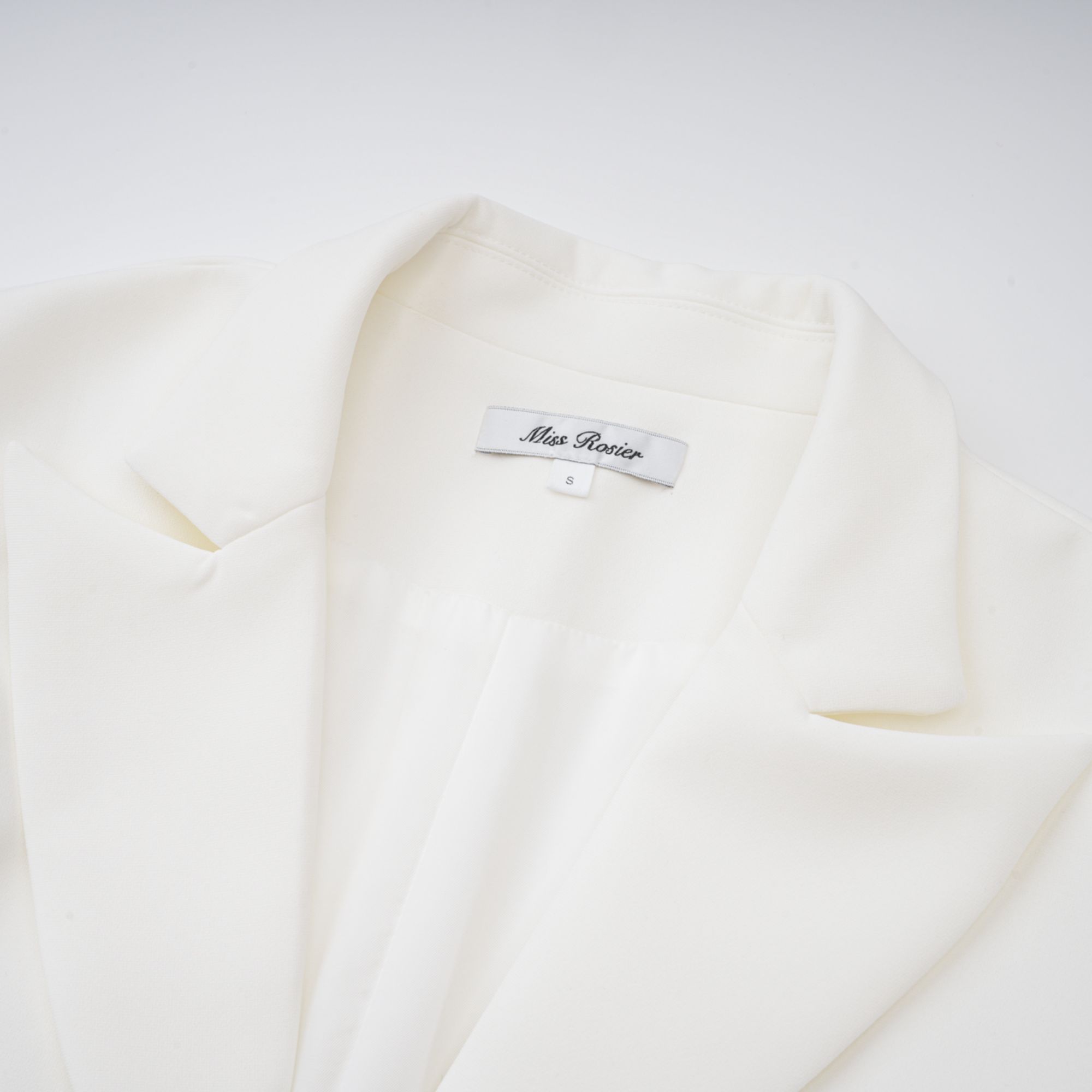 Vestido mini blazer blanco con fruncido y roseta, estilo elegante y ajustado, de la marca Final Sale.