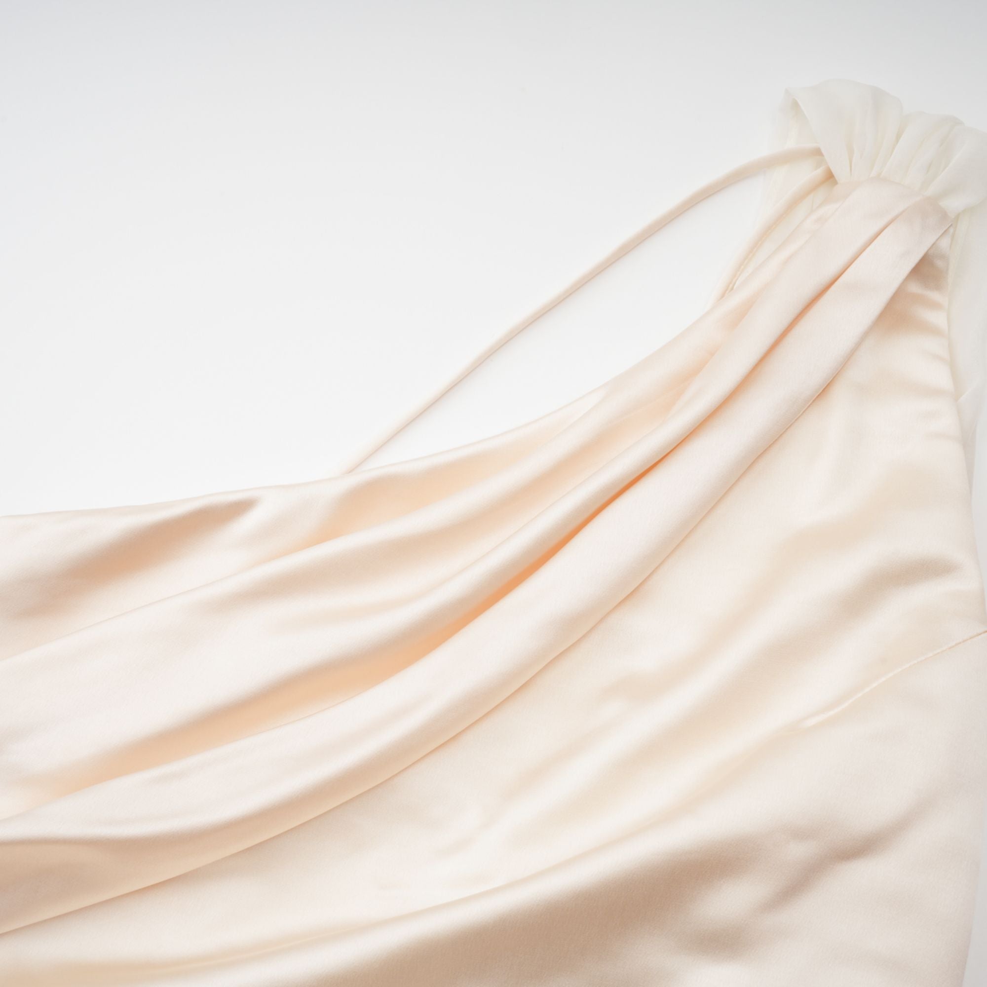 Vestido maxi de satén neutro de Thérèse con diseño elegante, mostrando su tela suave y estilo sofisticado.
