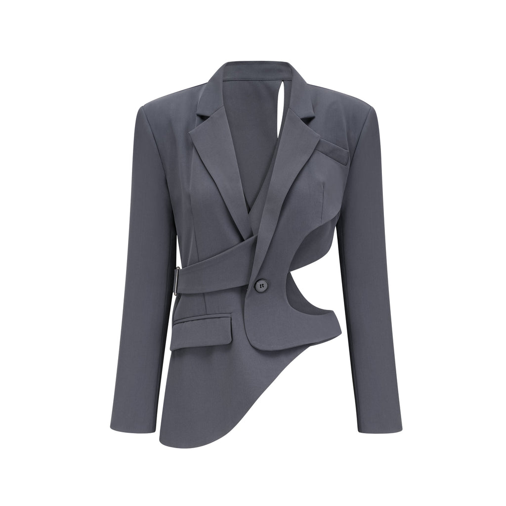 Chaqueta asimétrica Amelie con recortes en el frente, de la marca Final Sale, vista en la imagen.