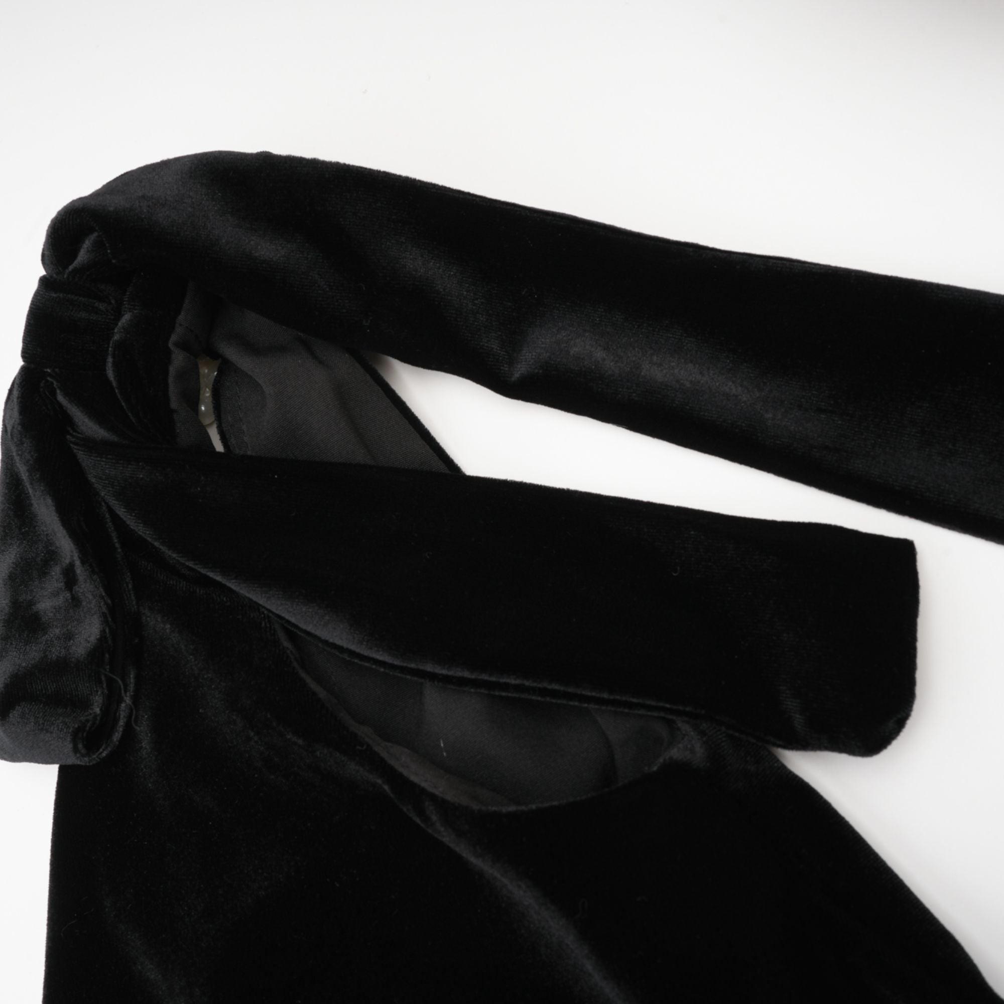 Vestido largo de terciopelo con aberturas en la espalda y detalles adornados de la marca Final Sale.