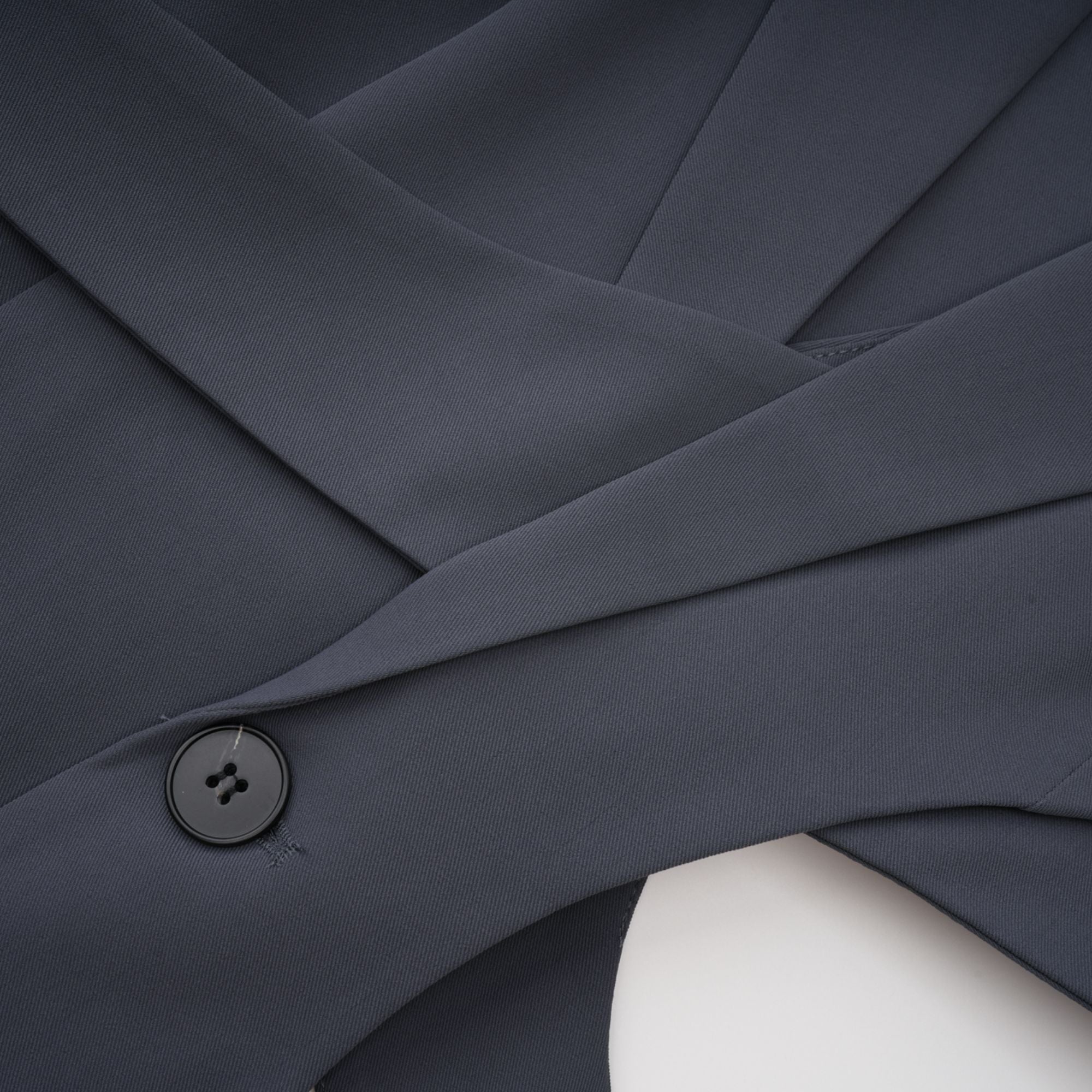 Chaqueta asymétrica Amelie de la marca Final Sale con recortes, estilo moderno y elegante, vista frontal en color neutro.