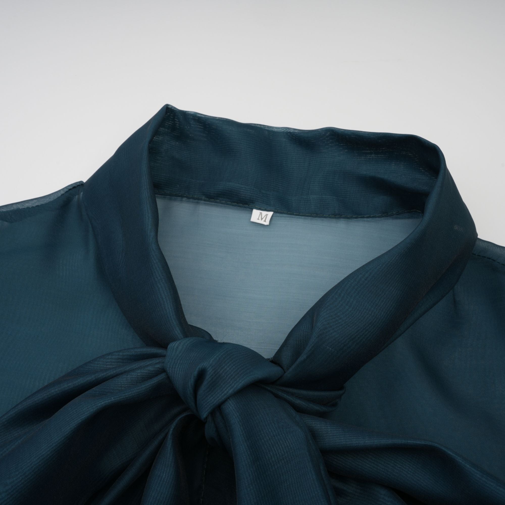 Conjunto de blusa y falda de la marca Final Sale en verde oscuro con lazo en el cuello, diseñado para un estilo elegante.