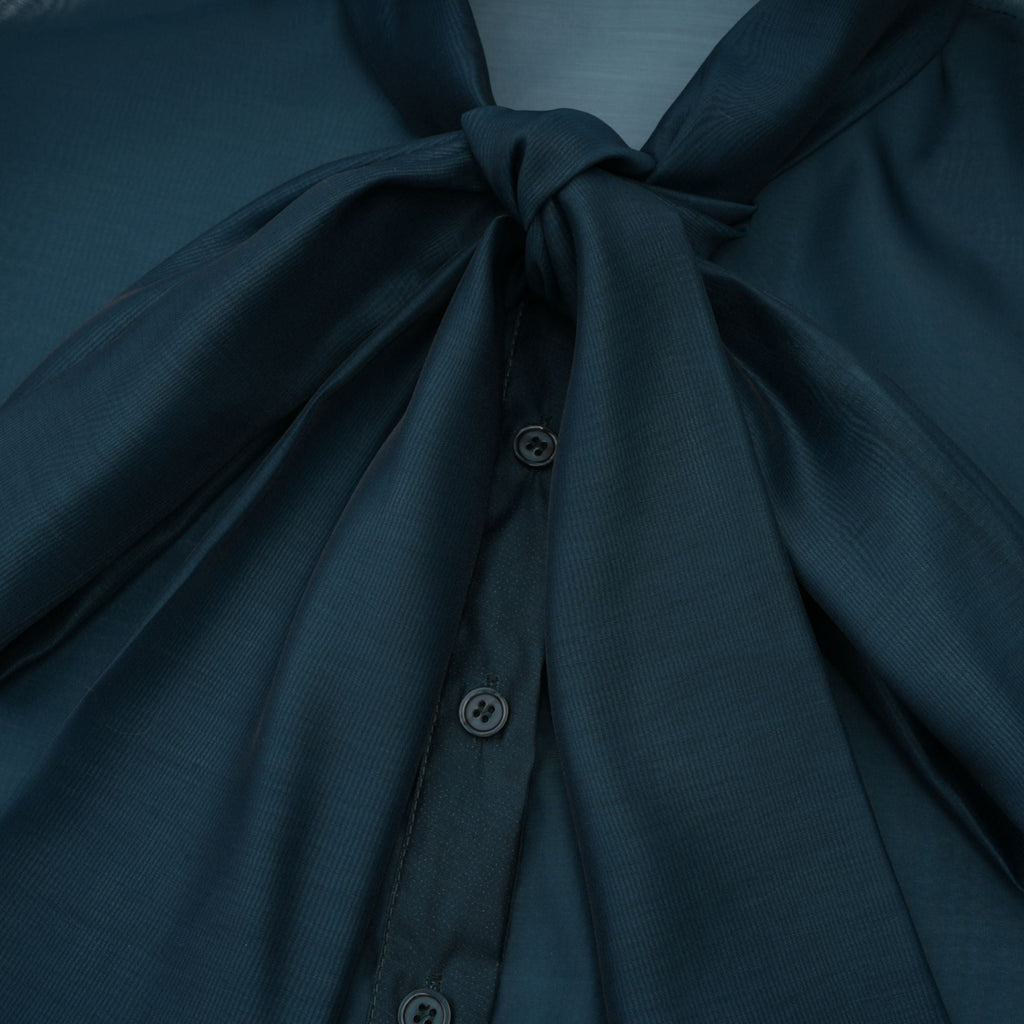 Conjunto de blusa y falda de lazo en verde oscuro de la marca Final Sale, estilo moderno y elegante.