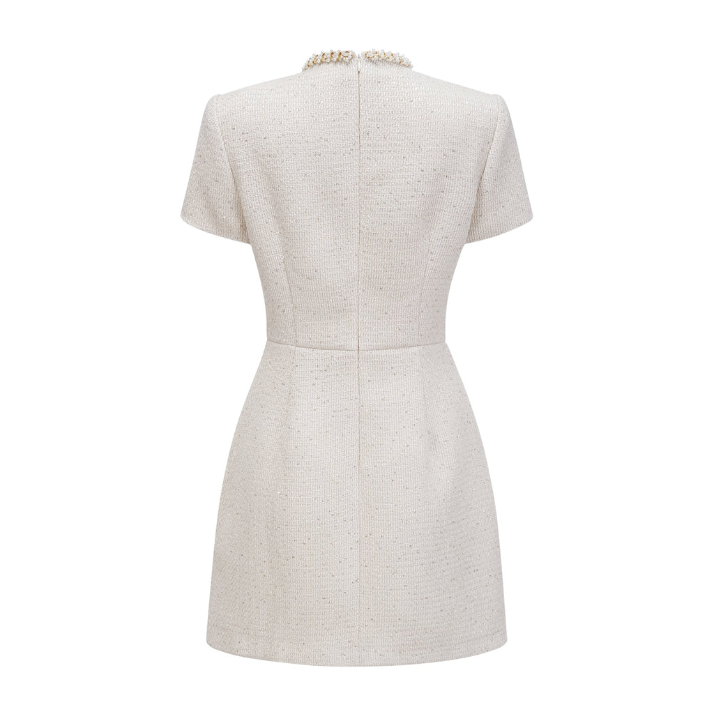 Vestido mini de tweed blanco de Jeanne con detalles adornados, diseñado para ocasiones elegantes.