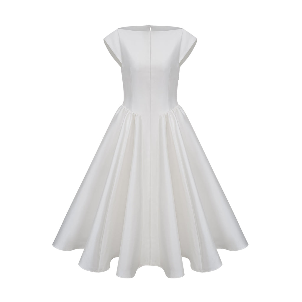 Vestido midi blanco Amandine con espalda abierta y mangas campana, diseño elegante de la marca Final Sale.