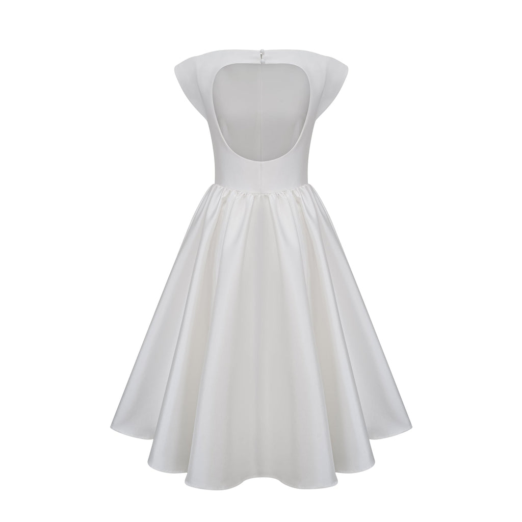 Vestido midi blanco Amandine con espalda abierta y mangas de capé, de la marca Final Sale, en vista frontal.